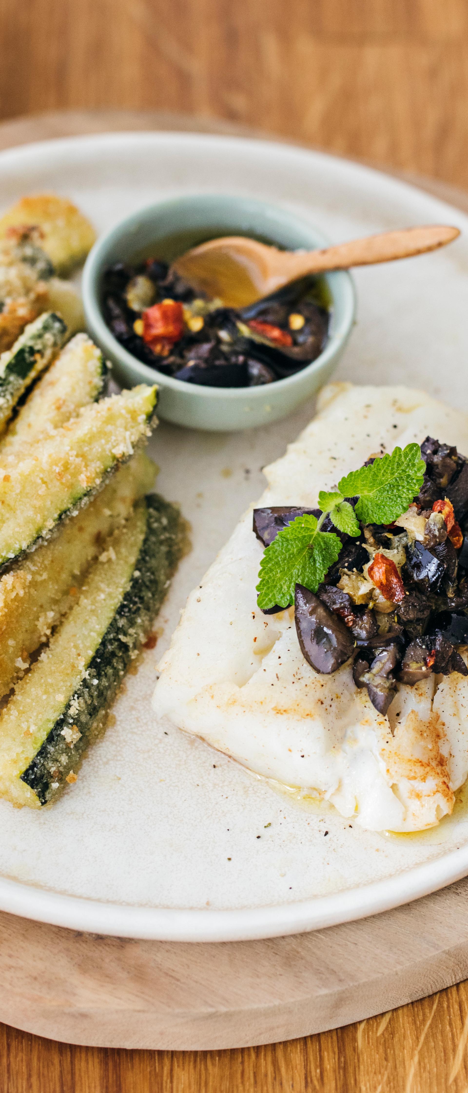 Kabeljau nach mediterraner Art und Zucchini-Pommes frites - Rezepte ...