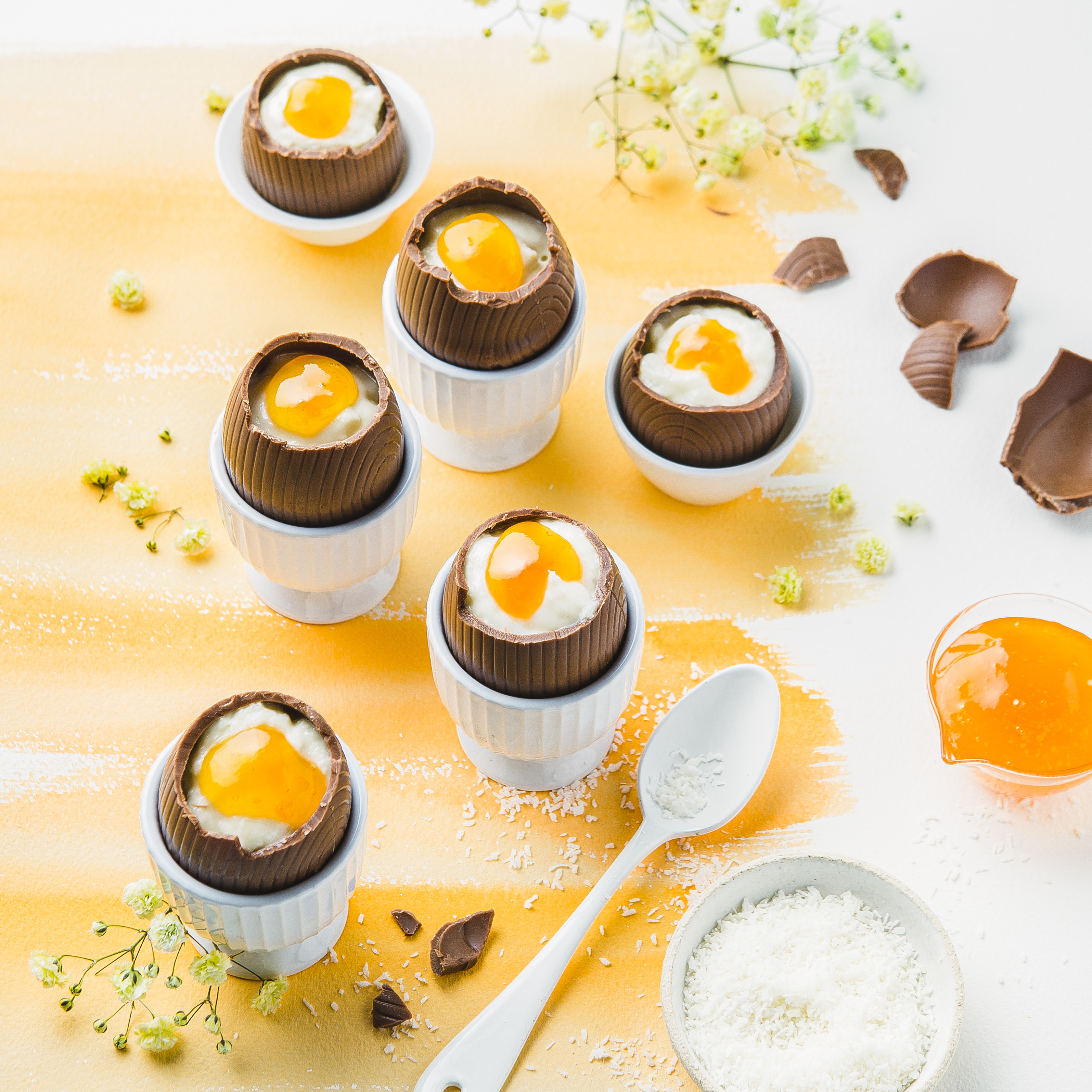 Uova al cioccolato, cocco e albicocche
