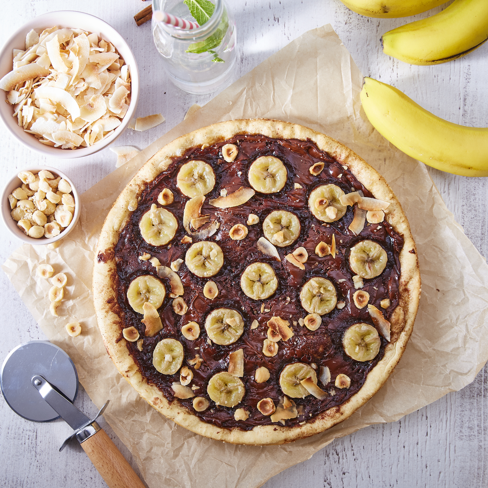 Pizza dolce con crema spalmabile al cioccolato e banane