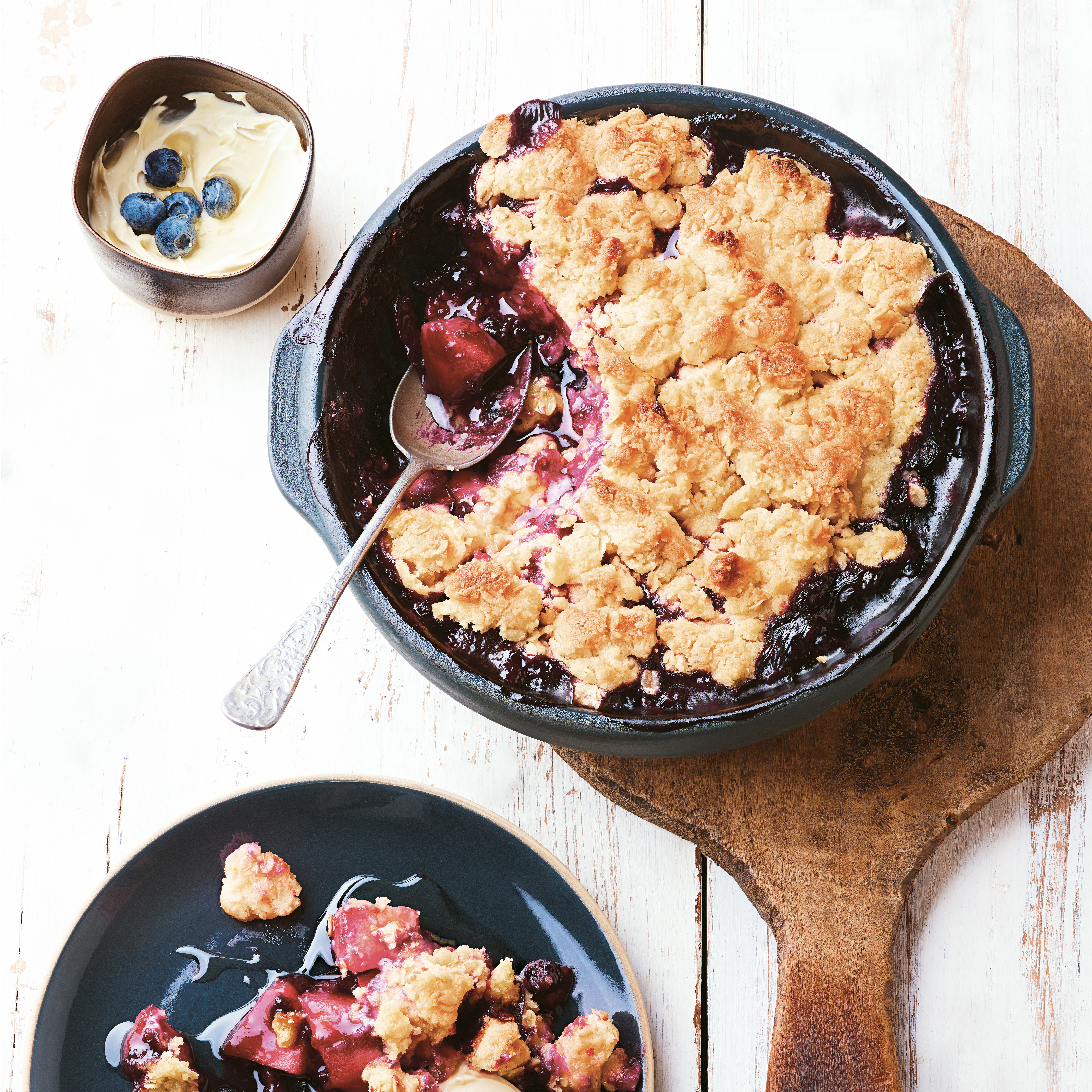 Crumble de maçã e frutos vermelhos