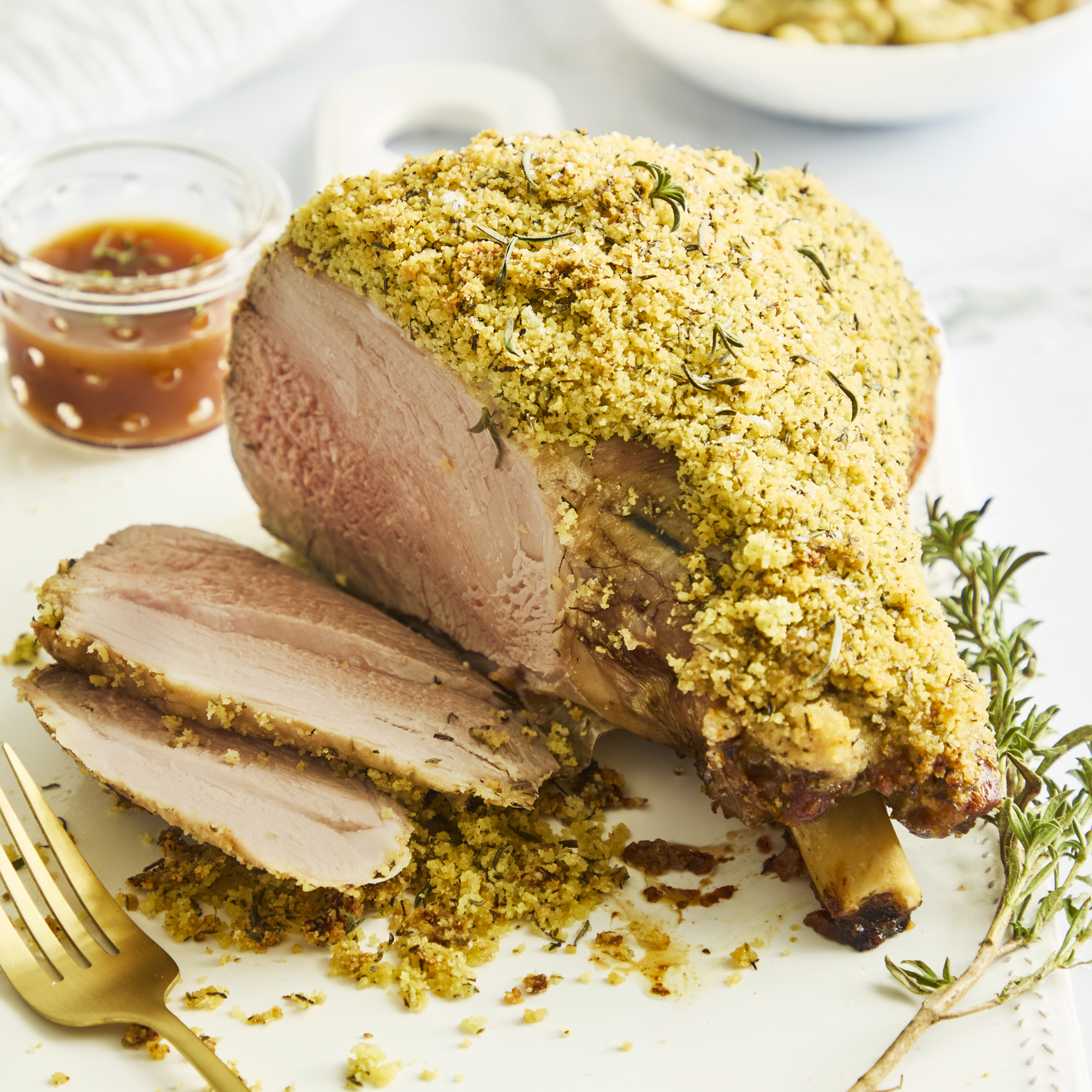 Perna de borrego com crosta de ervas e feijões-flageolet com ervas frescas