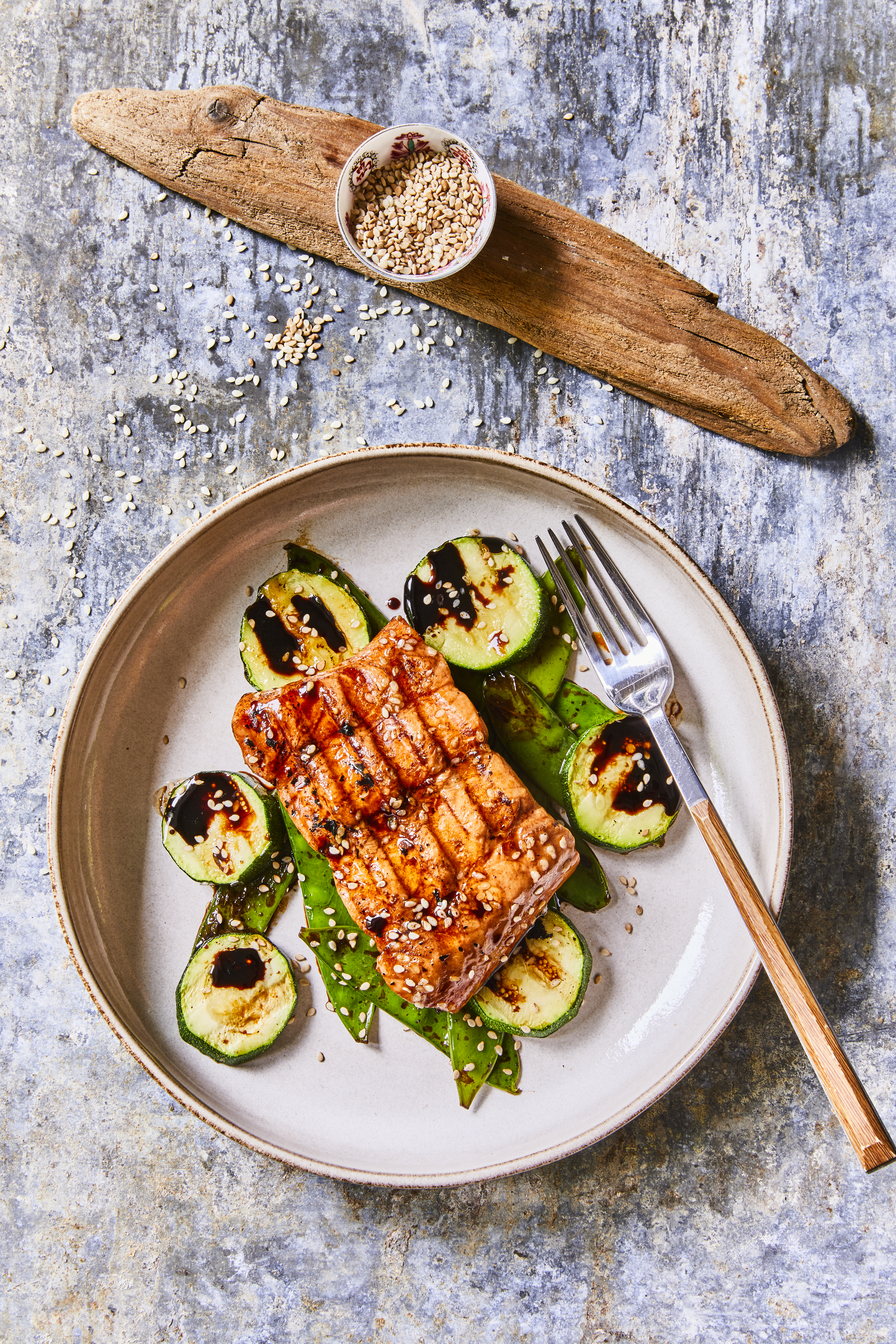 Gegrillter Teriyaki-Lachs mit Gemüse