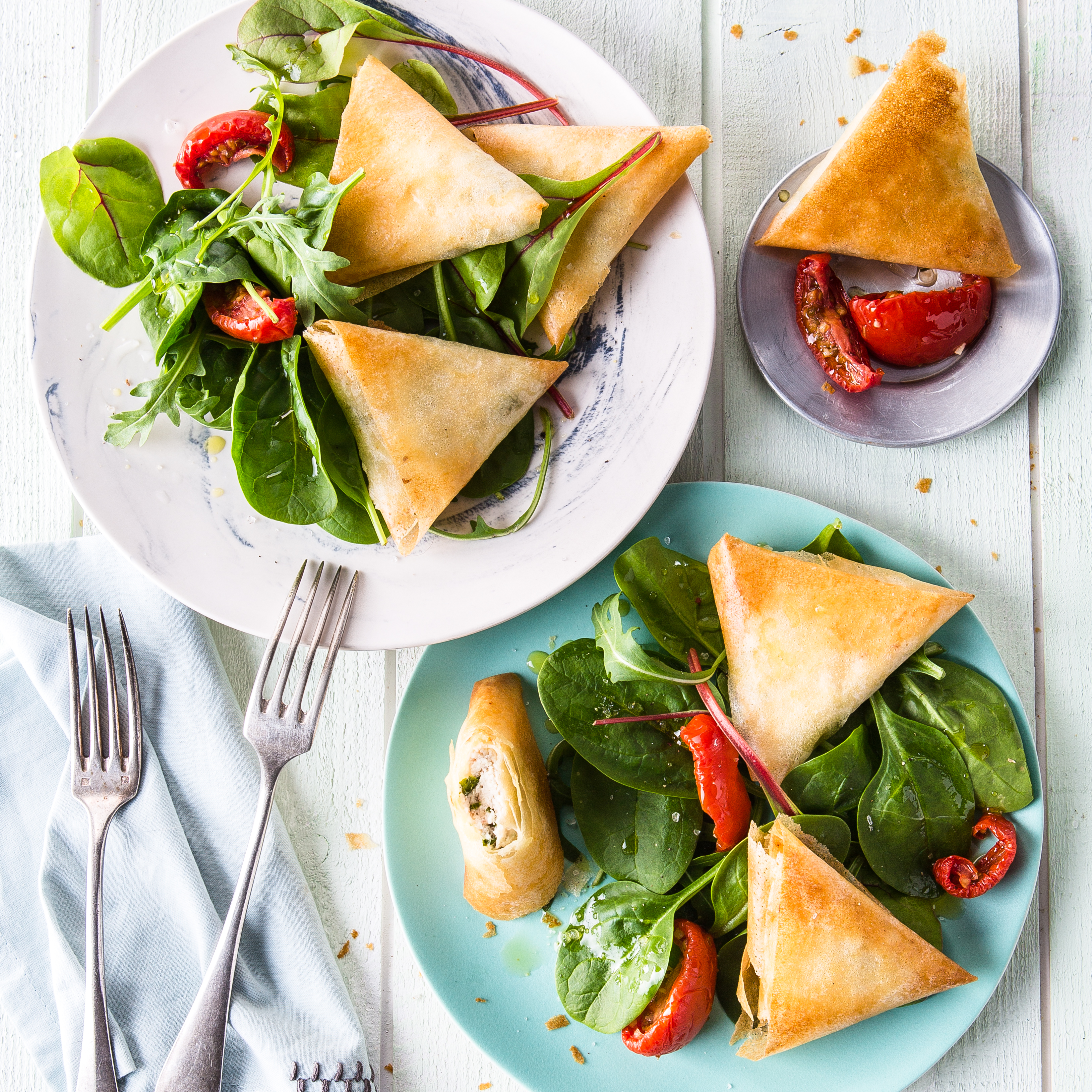 Samosa's met mozzarella en gedroogde tomaten