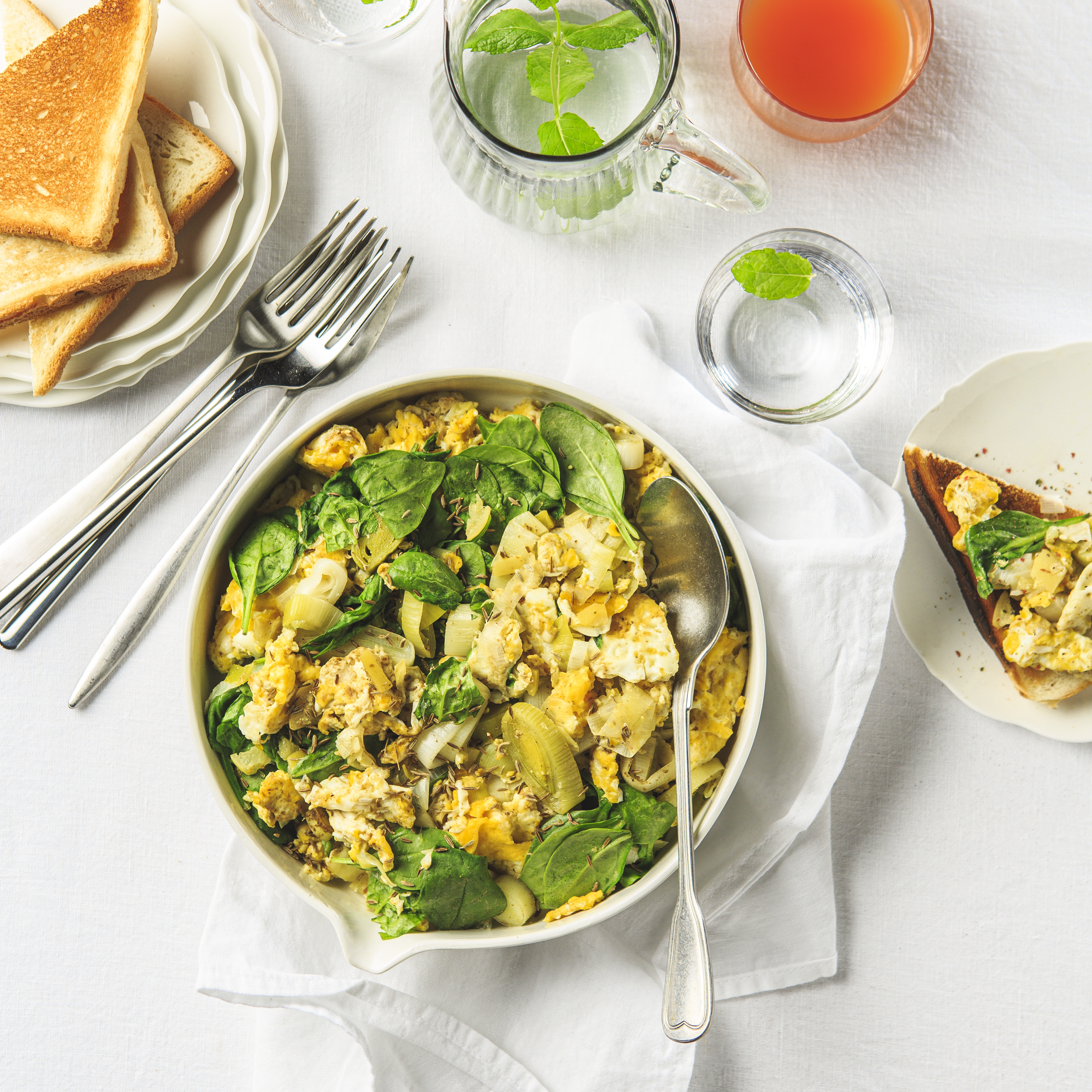 Huevos revueltos con espinacas, puerro y zaatar