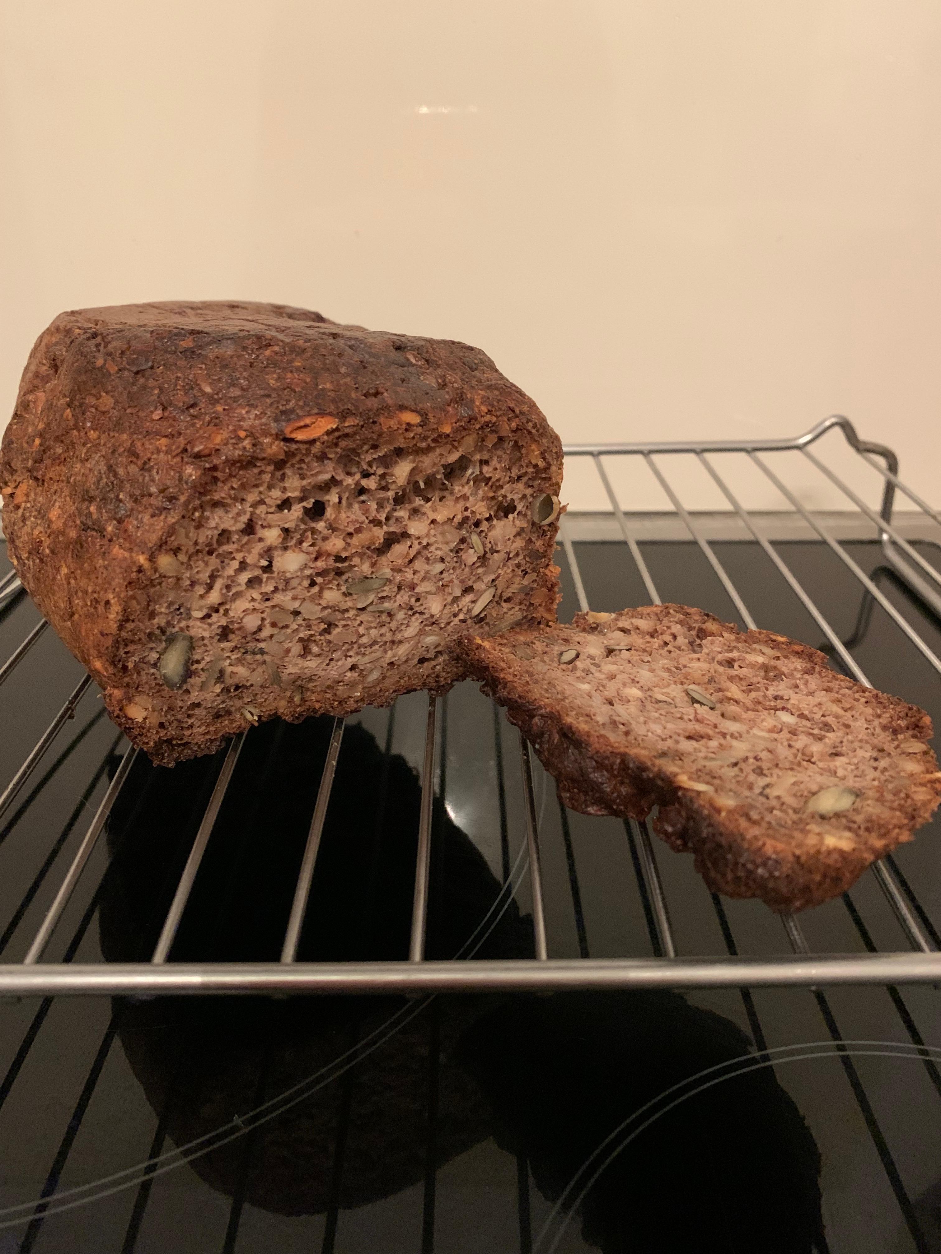Eiweiß Brot mit Nüssen
