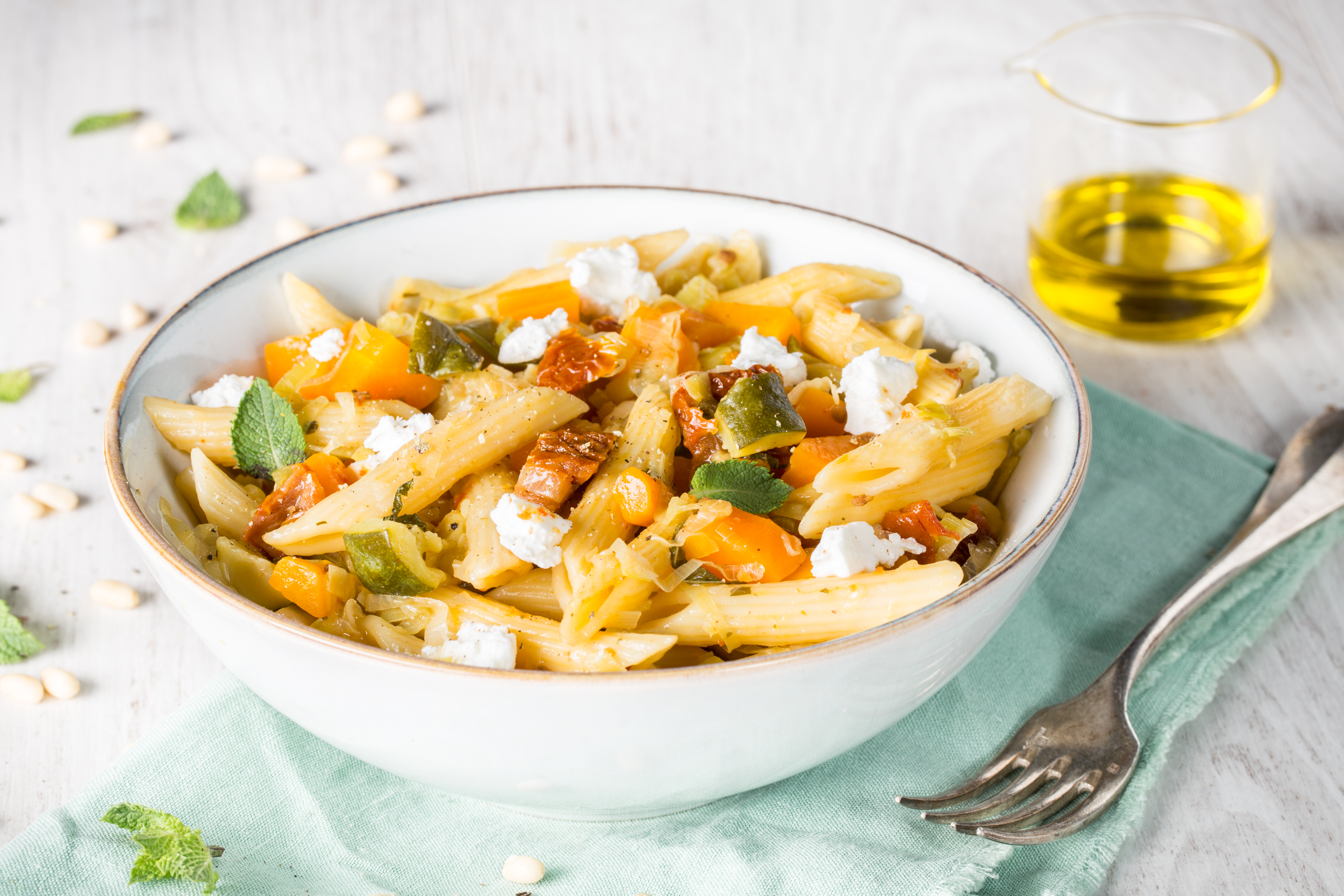 Massa com legumes e queijo de cabra