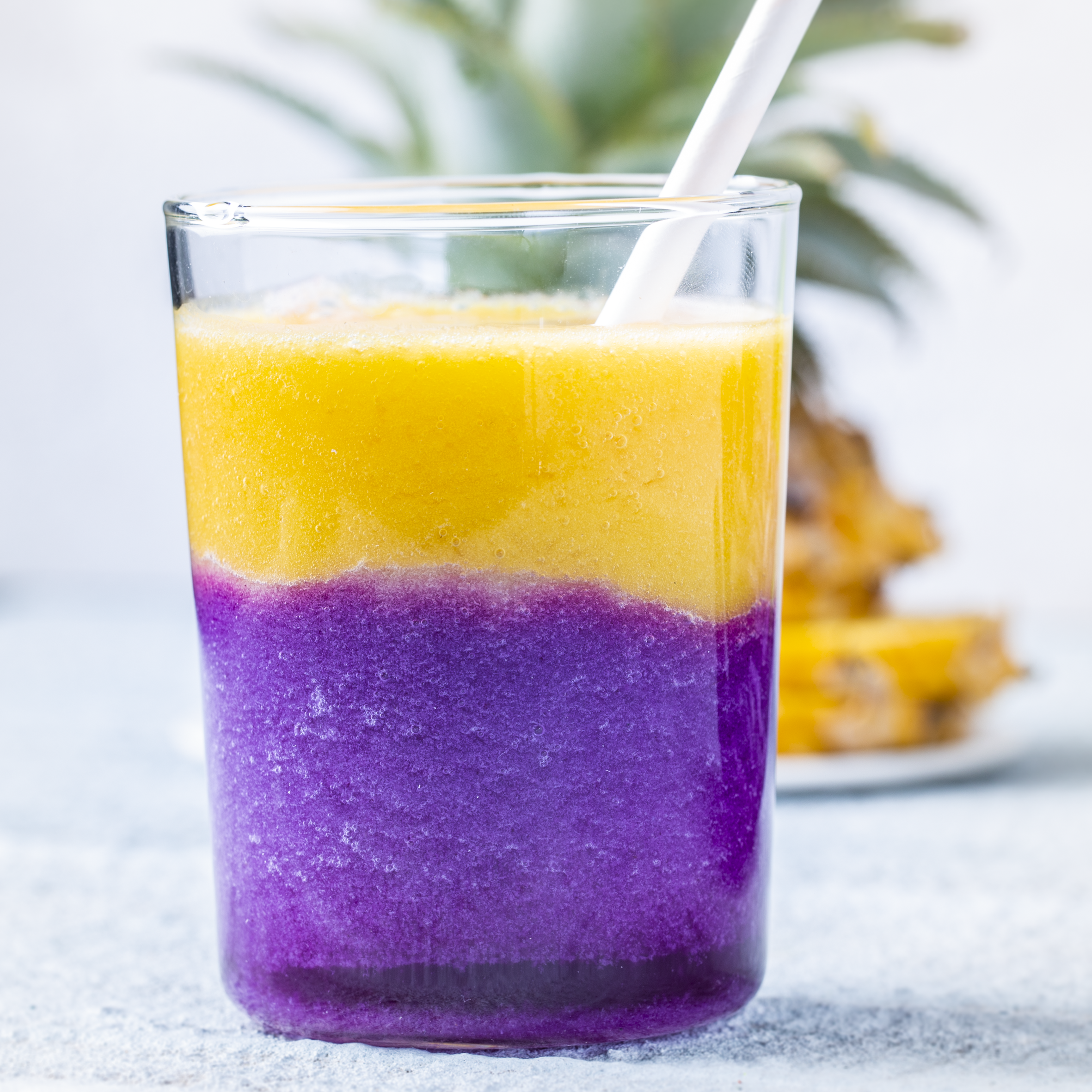 Zweifarbiger Smoothie mit Rotkohl und Mango