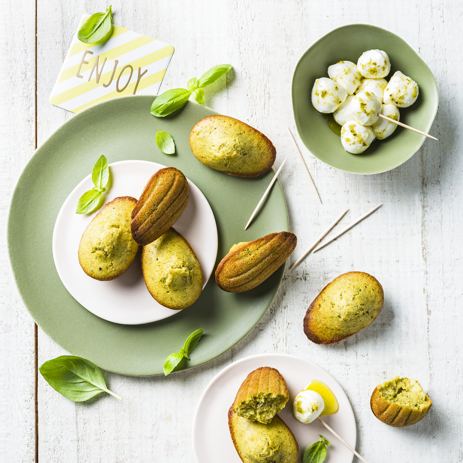 Herzhafte Mini-Madeleines mit Pesto