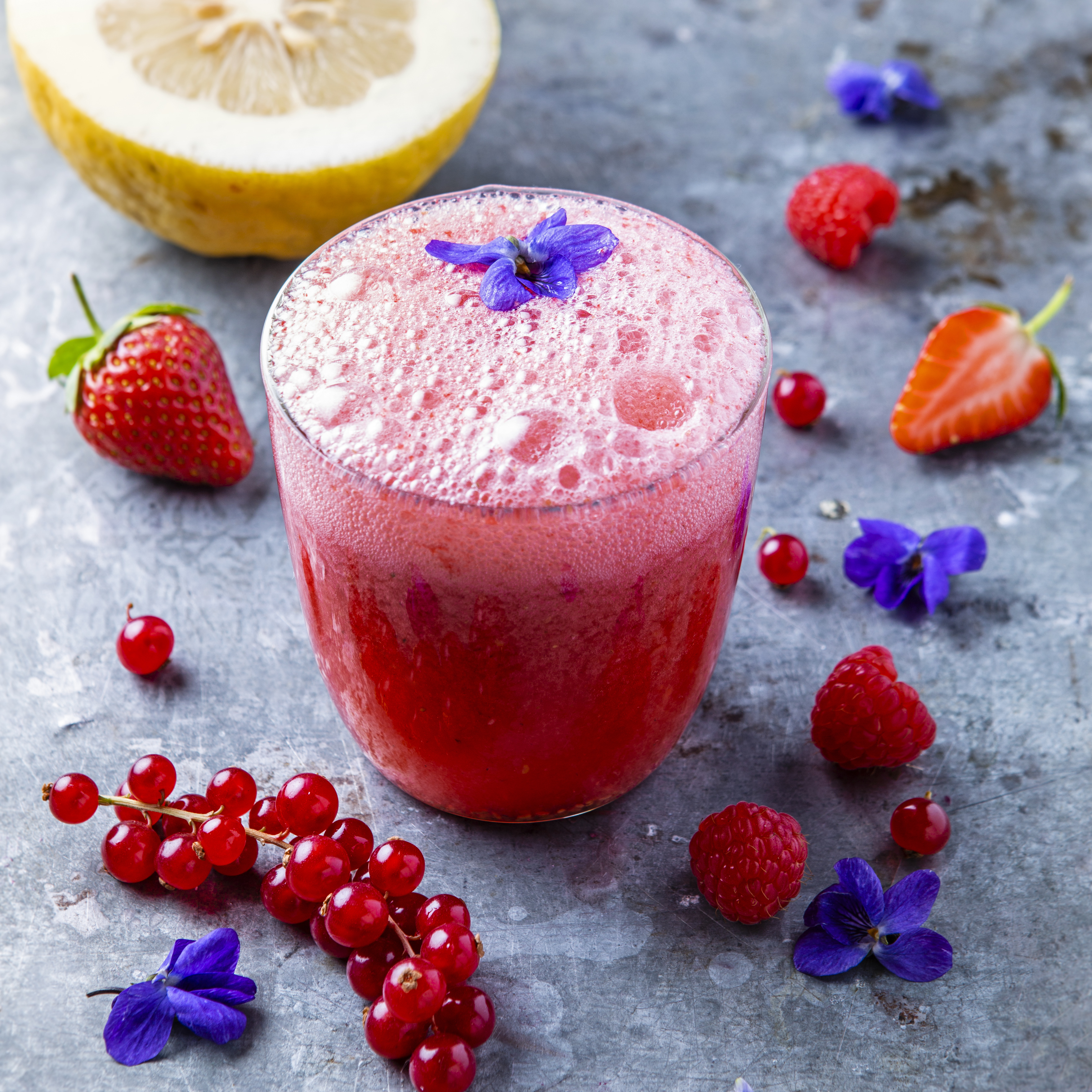 Cocktail con frutti rossi, limonata e viole