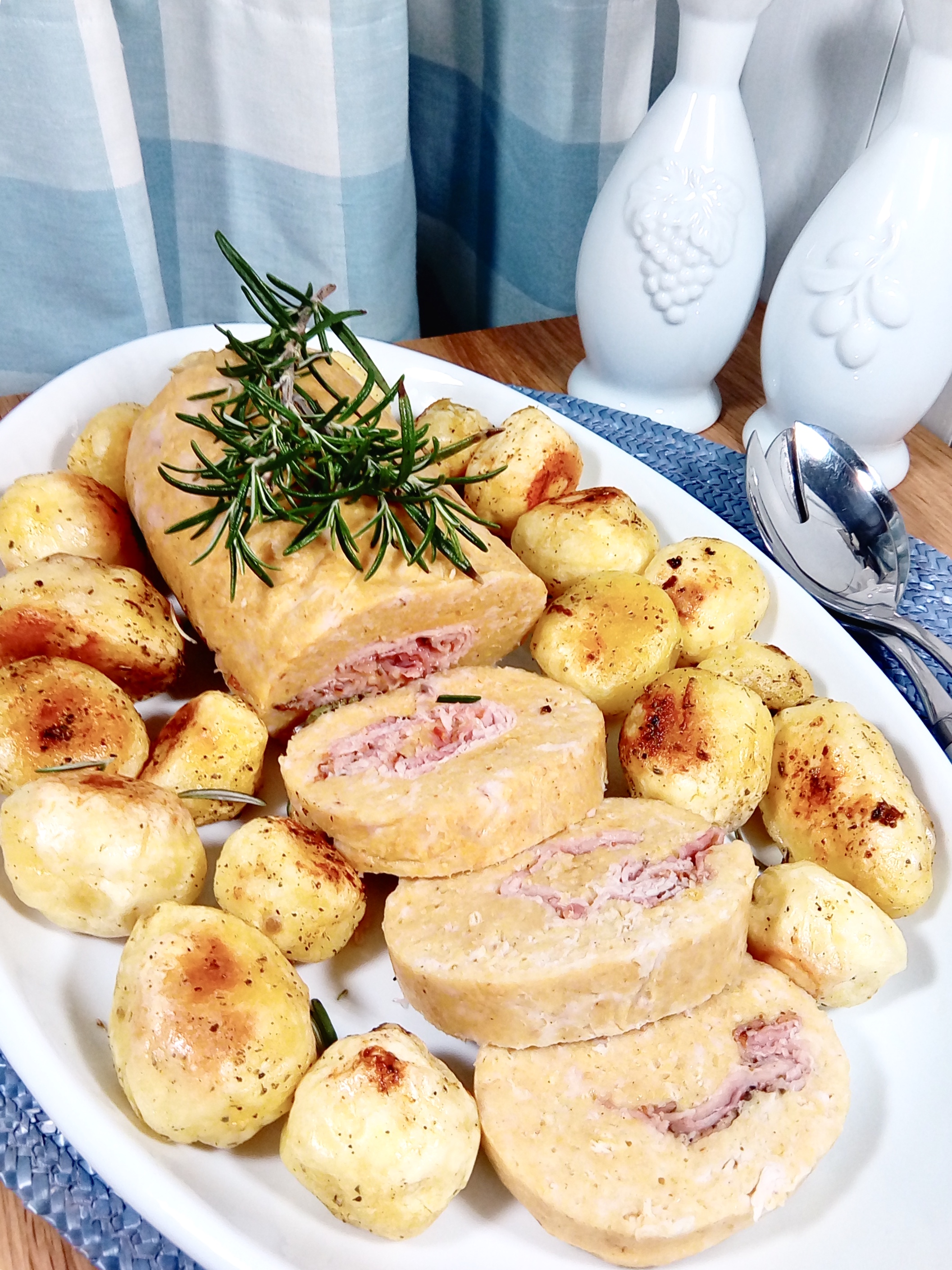 Galantina di tacchino al vapore , farcita con porchetta