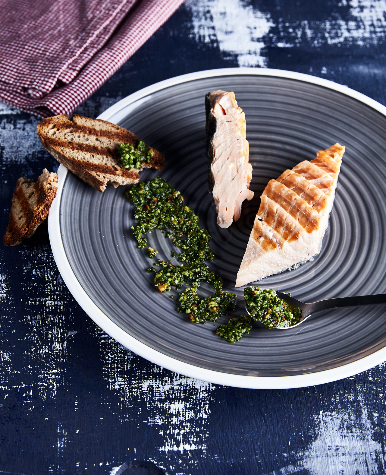 Filetes de salmón con pesto de rúcula