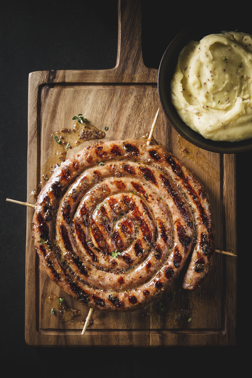Gegrillte Wurst in Senf