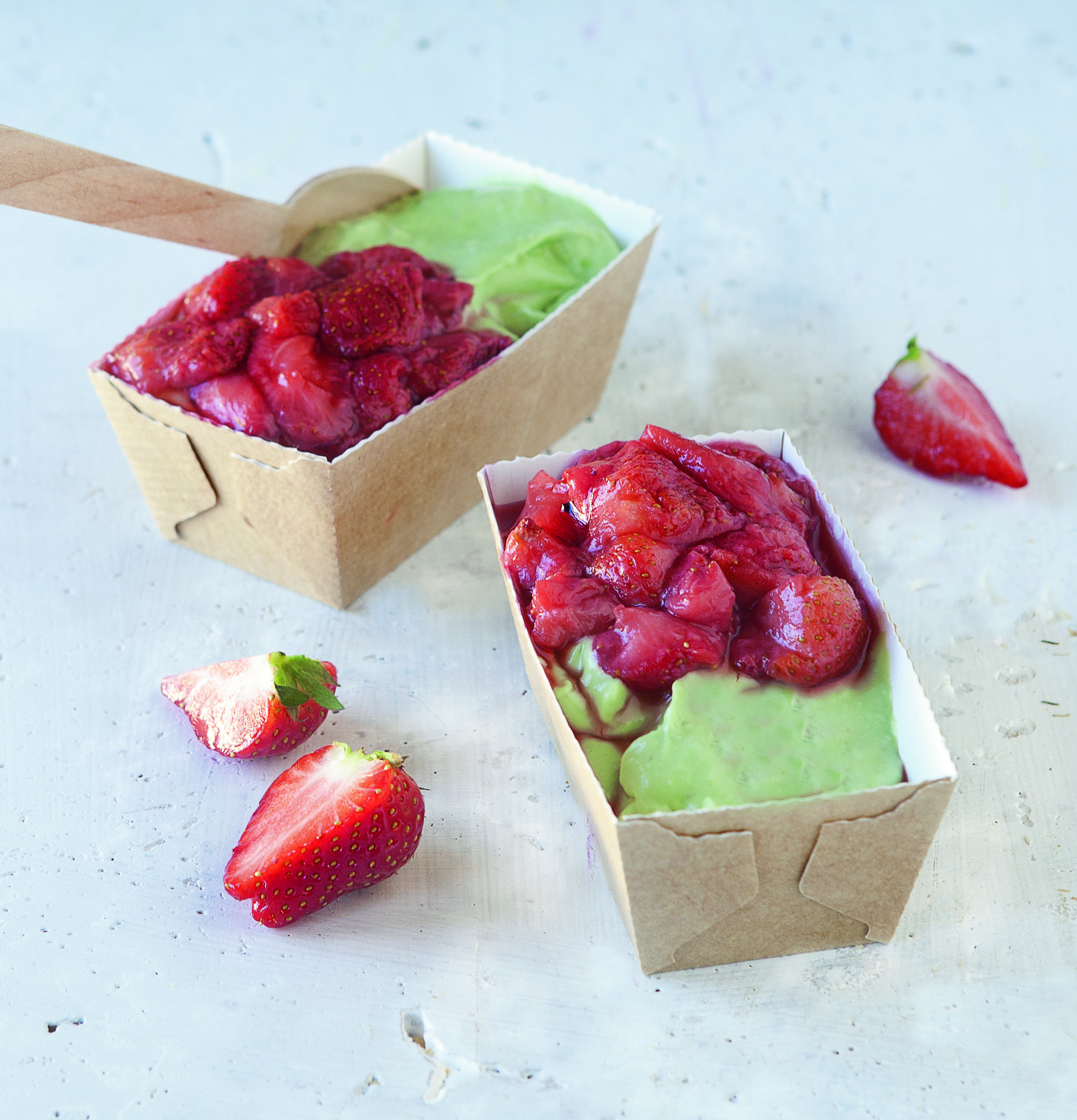 Süße Avocadocreme und Erdbeerkompott