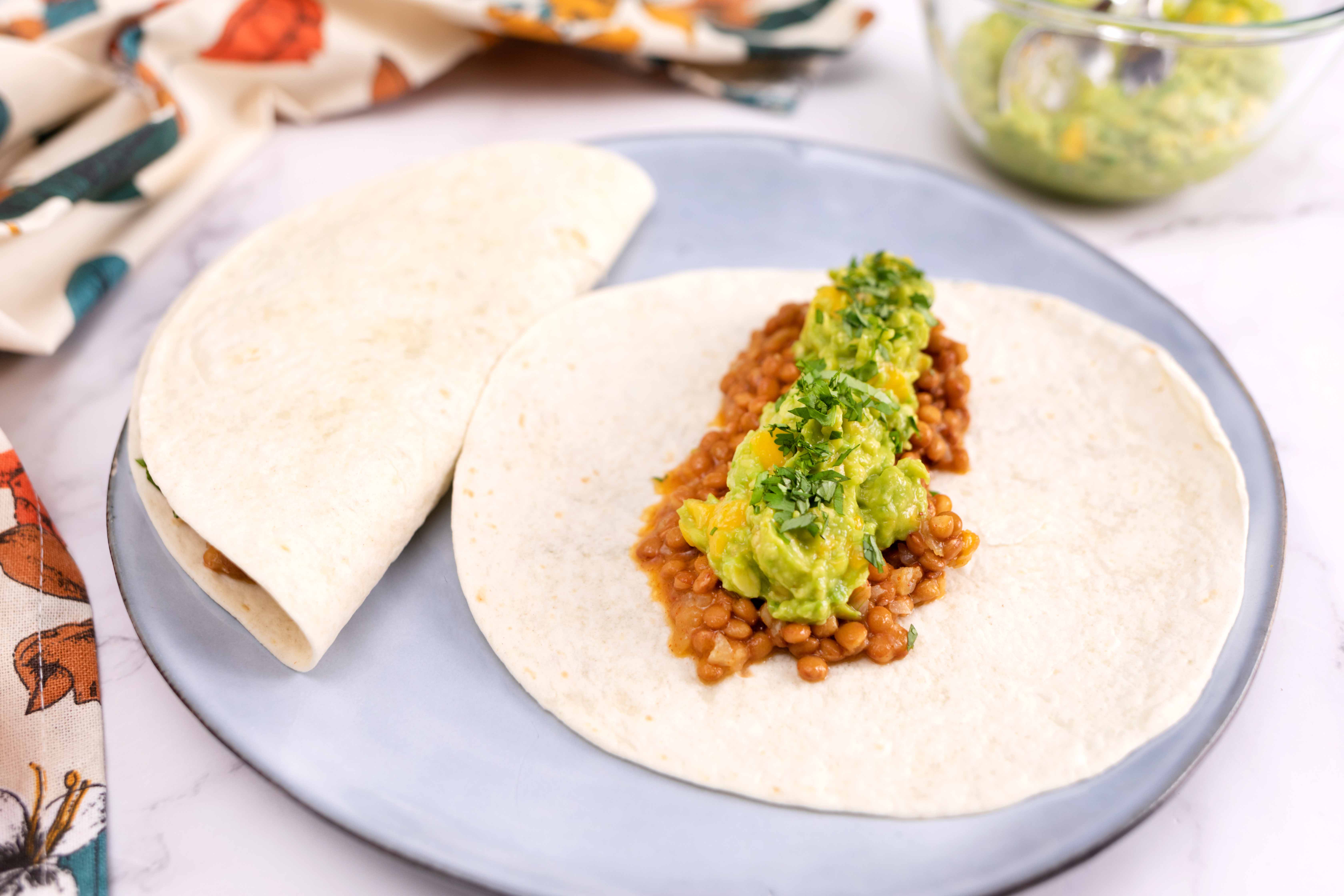 Tacos de lentejas guacamole y cilantro