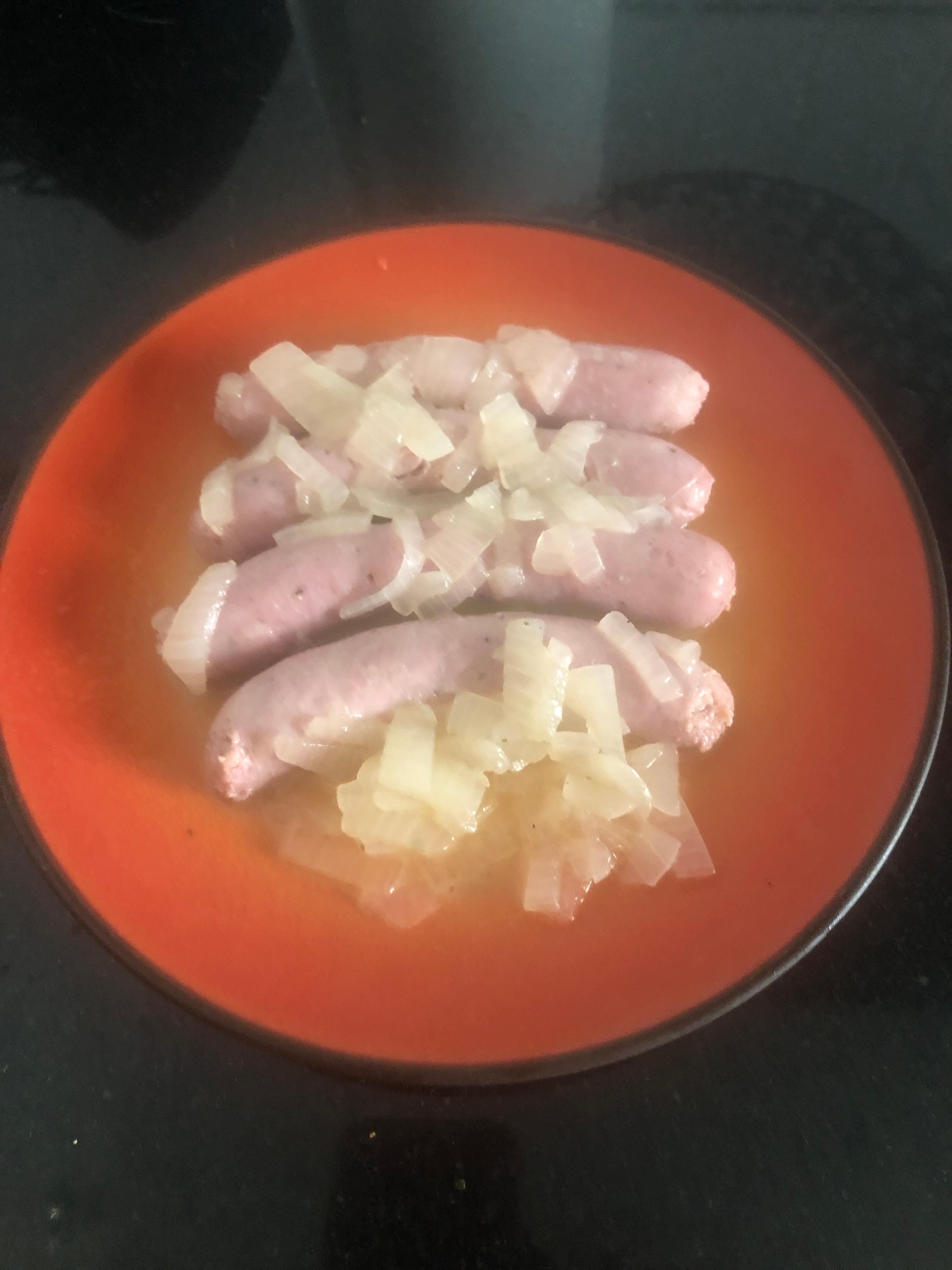 Salchichas encebolladas