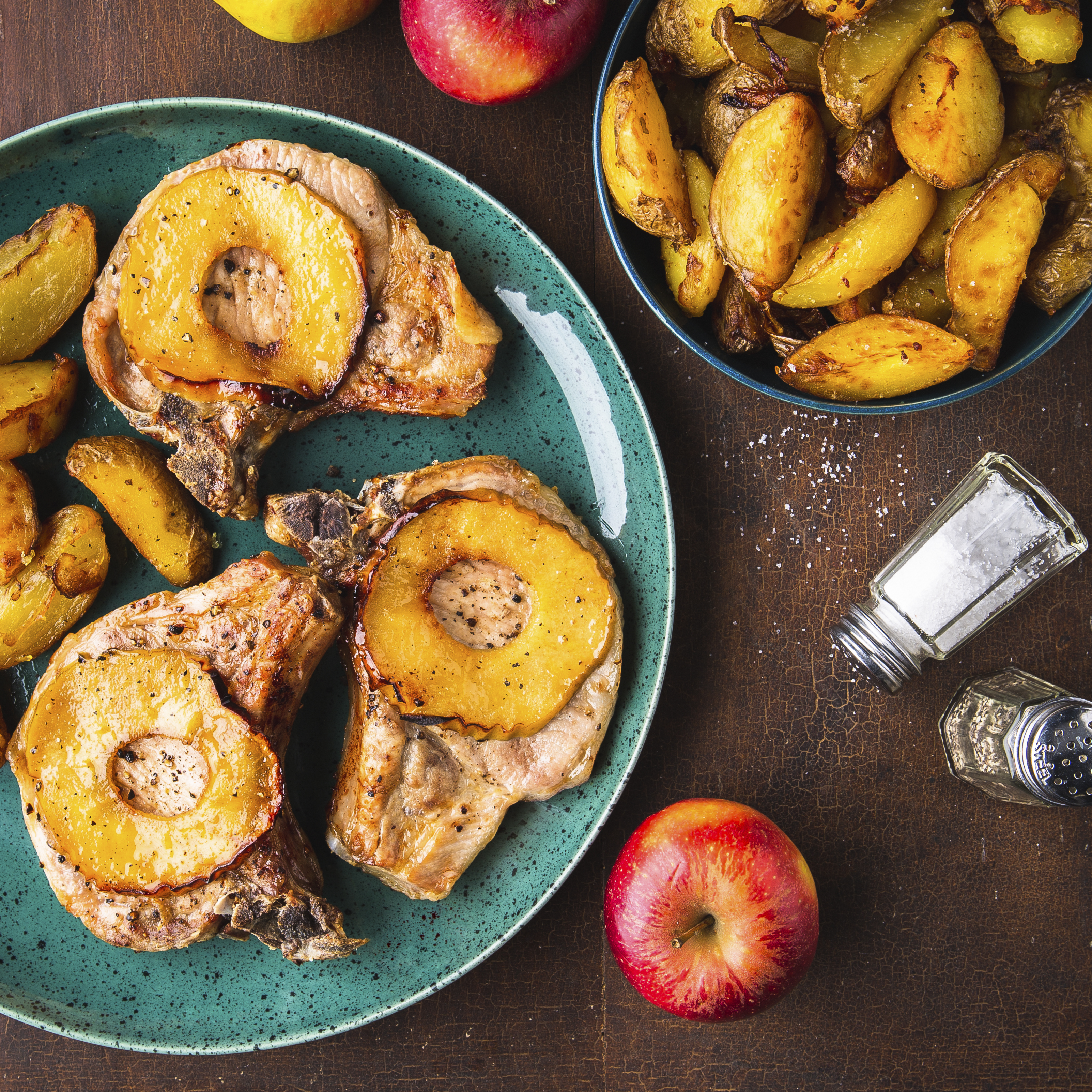 Entrecosto de porco com maçã e batatas