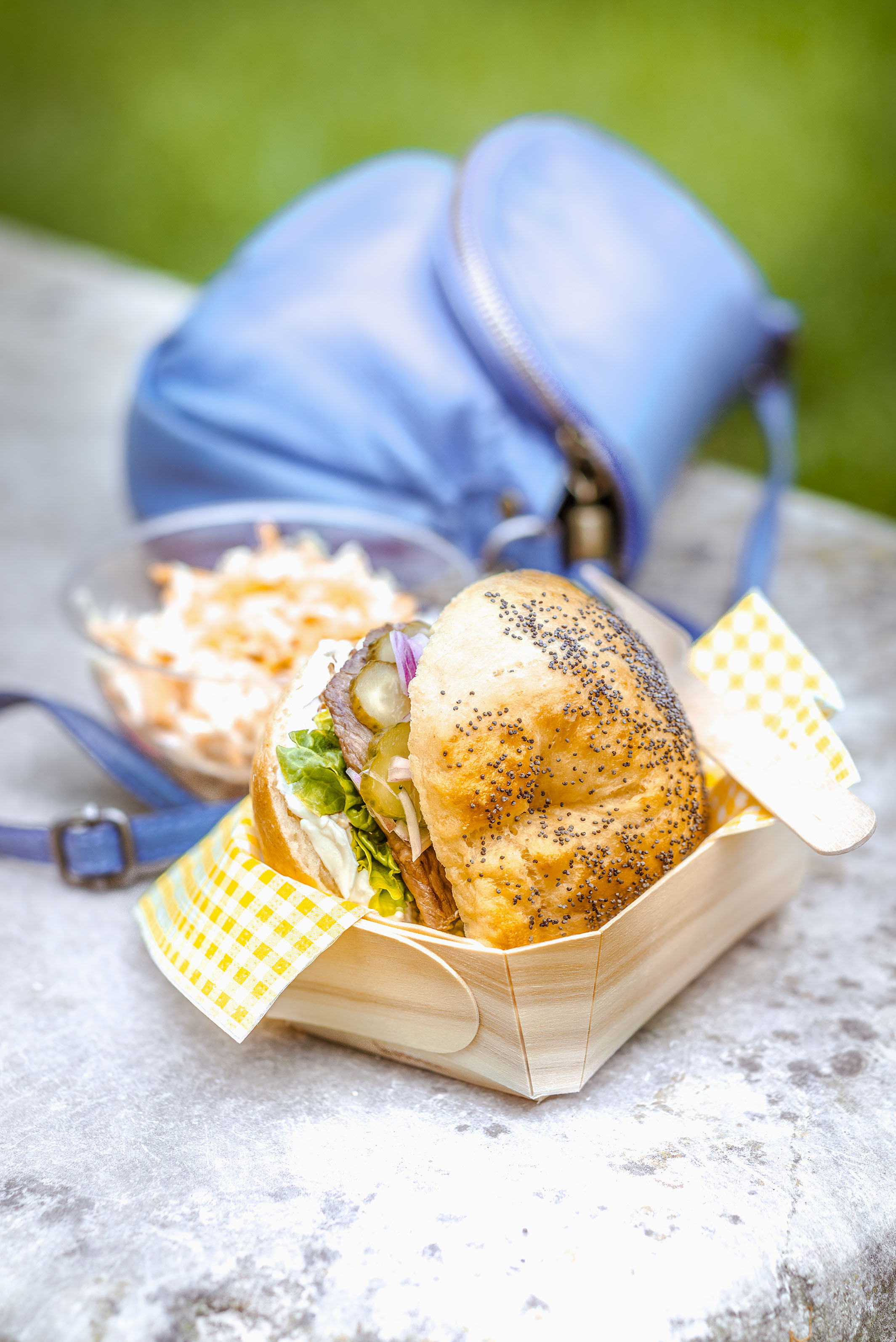 Bagels de pastrami y ensalada de col