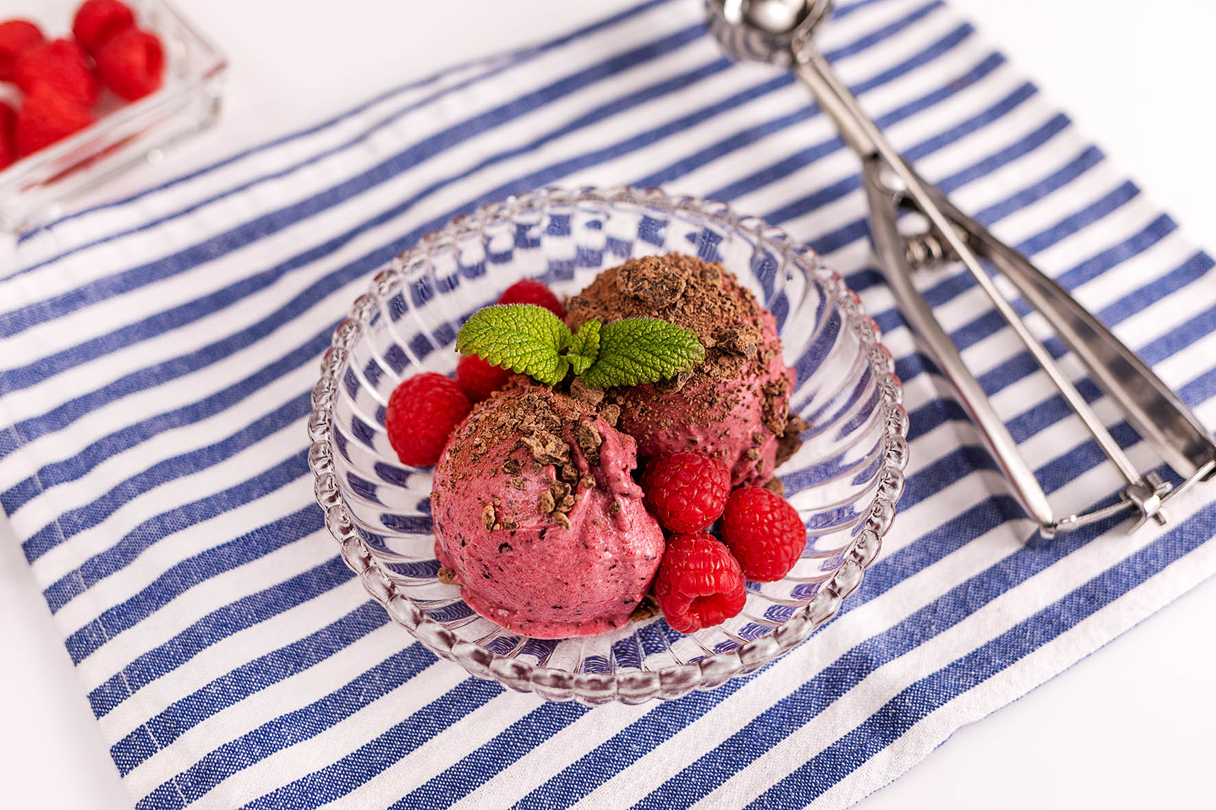 Nicecream de plátano, chocolate y frambuesas