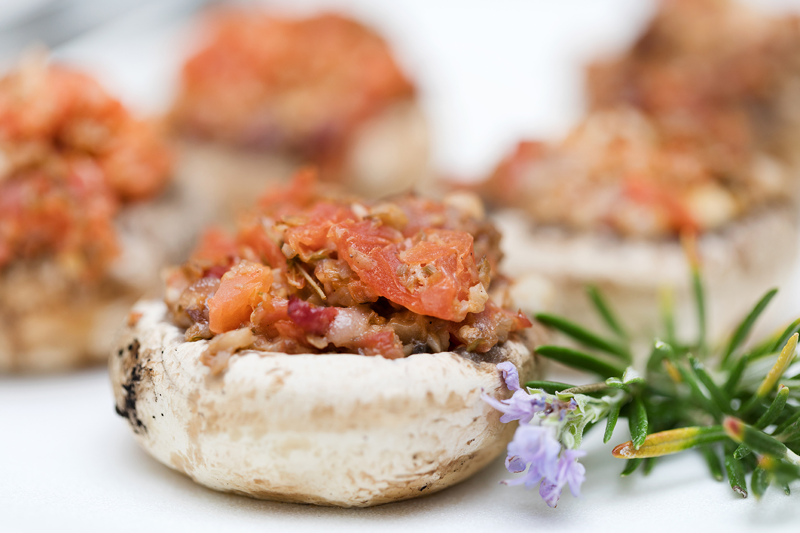 Champiñones rellenos de jamón serrano y queso