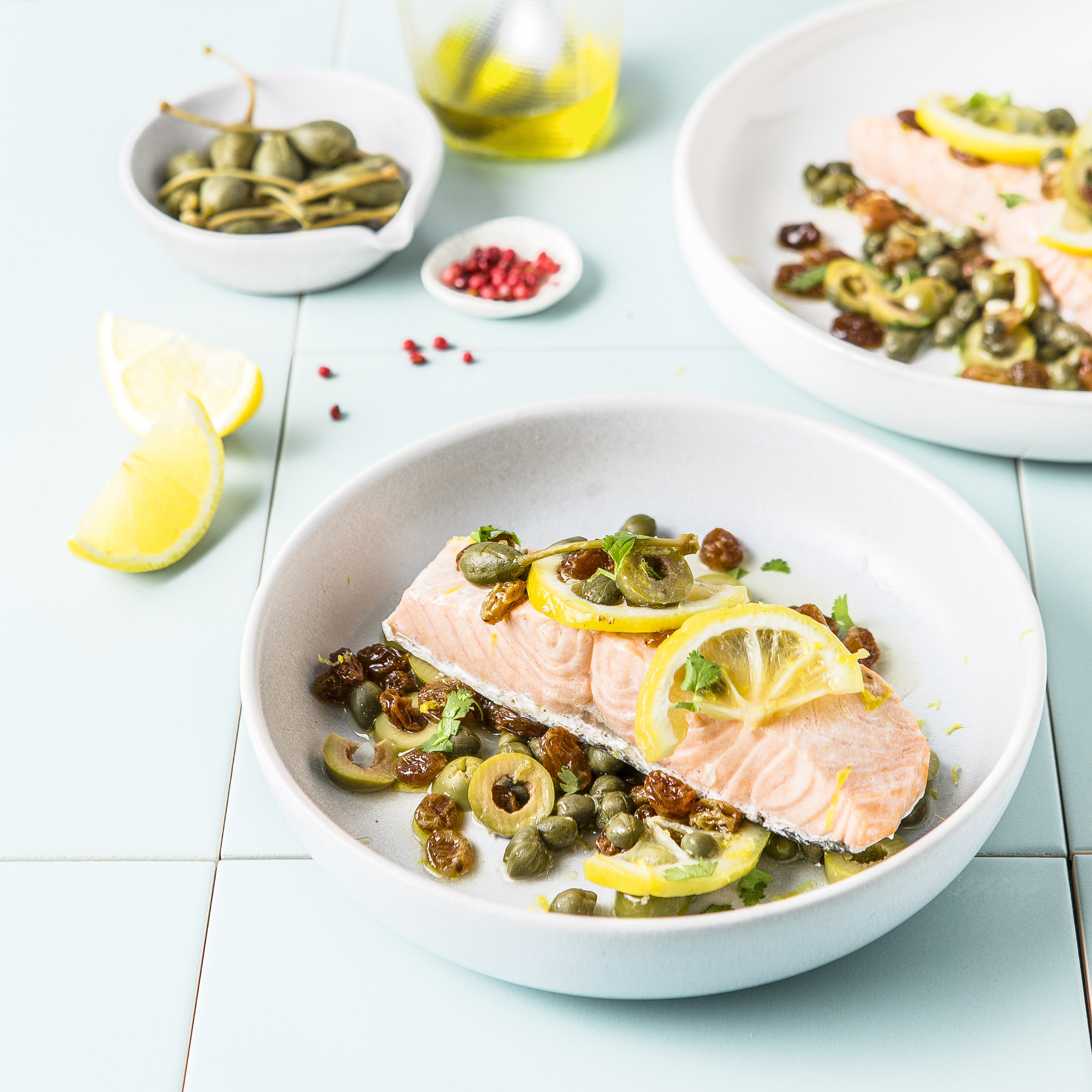 Salmón con salsa de aceitunas y alcaparras