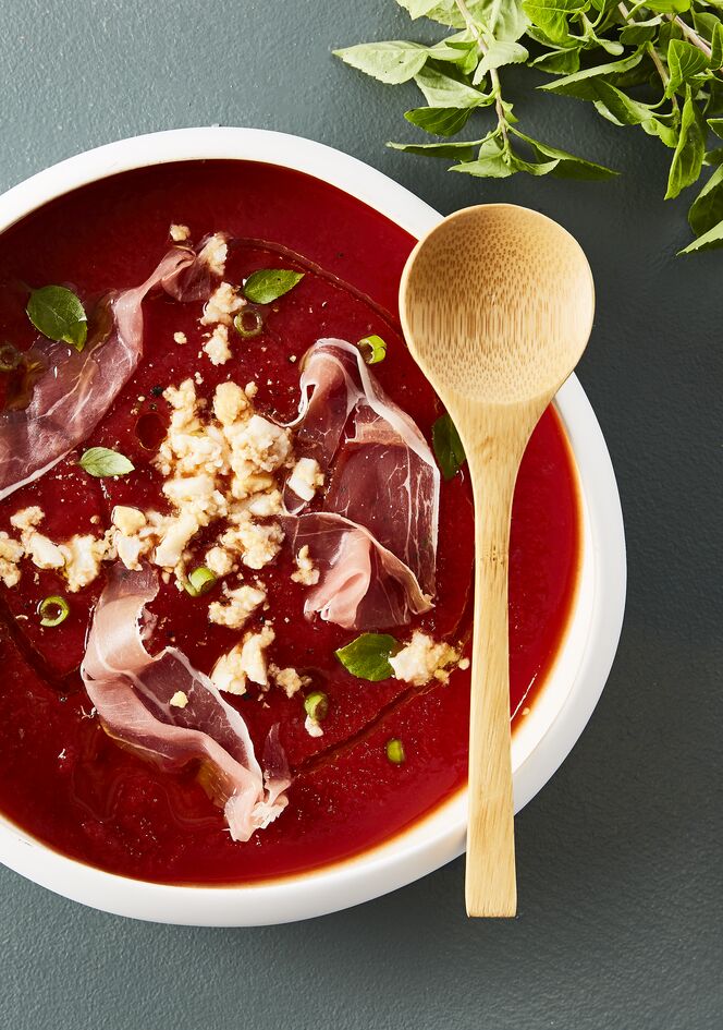 Sopa de tomate com ovo e presunto fumado