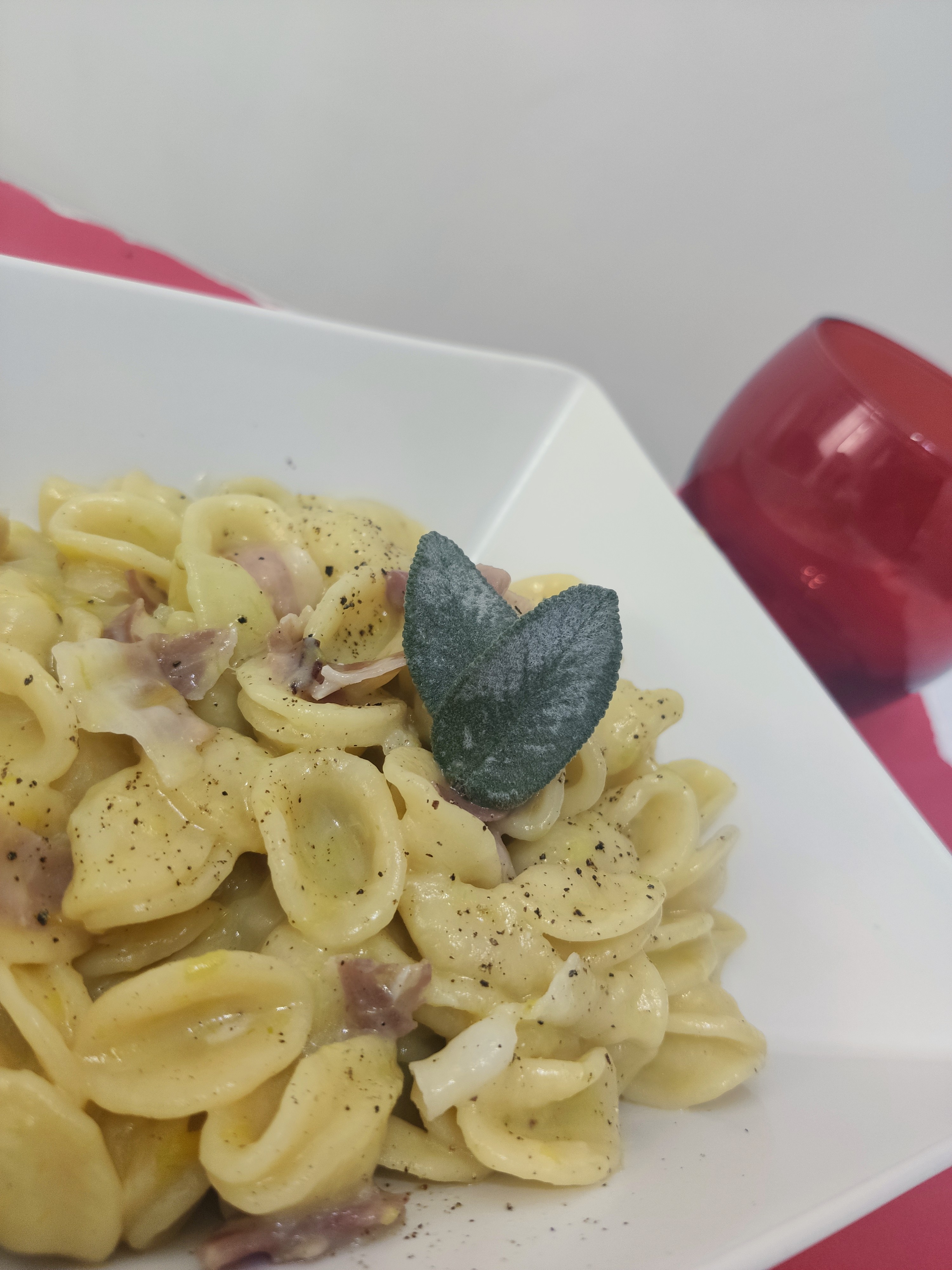 Orecchiette cotte in crema di porri e speck