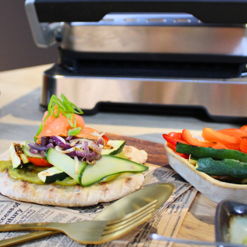 Flatbread met gegrilde groenten, gerookte zalm en guacamole