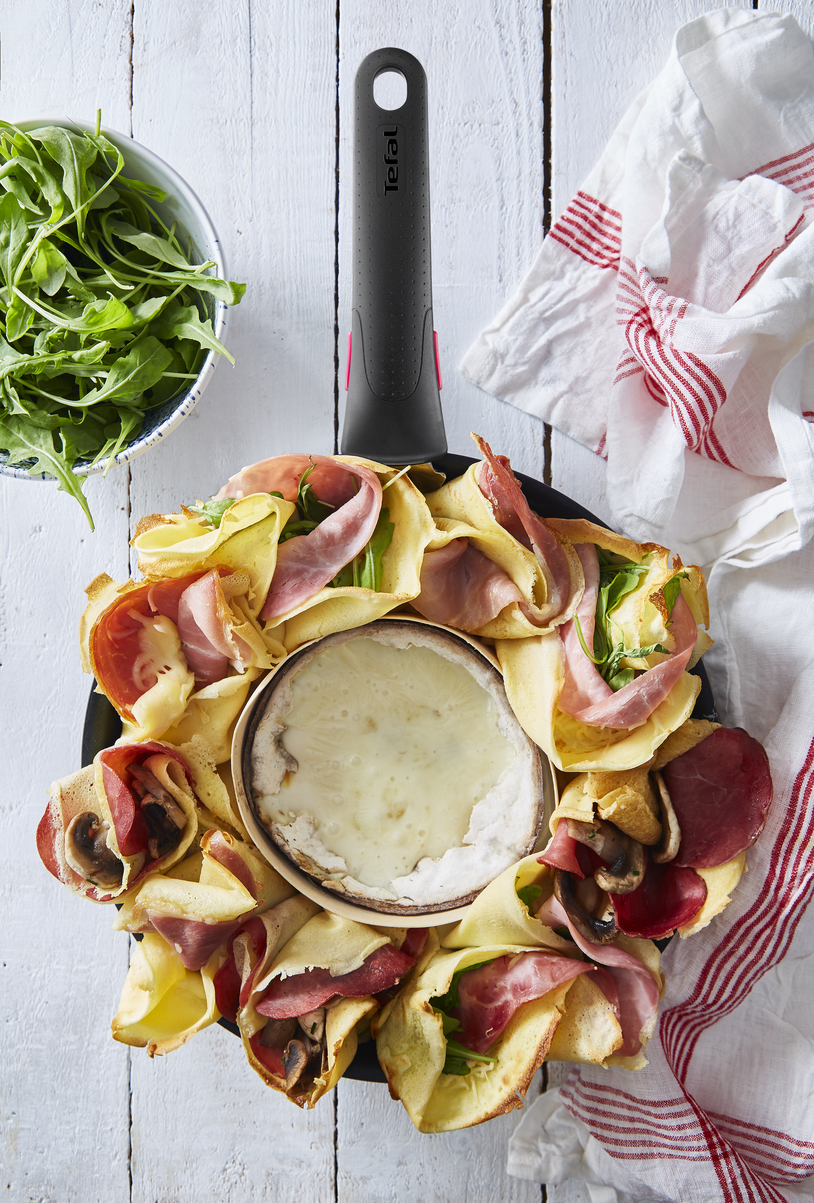 Hartige pannenkoek plank met dipkaas