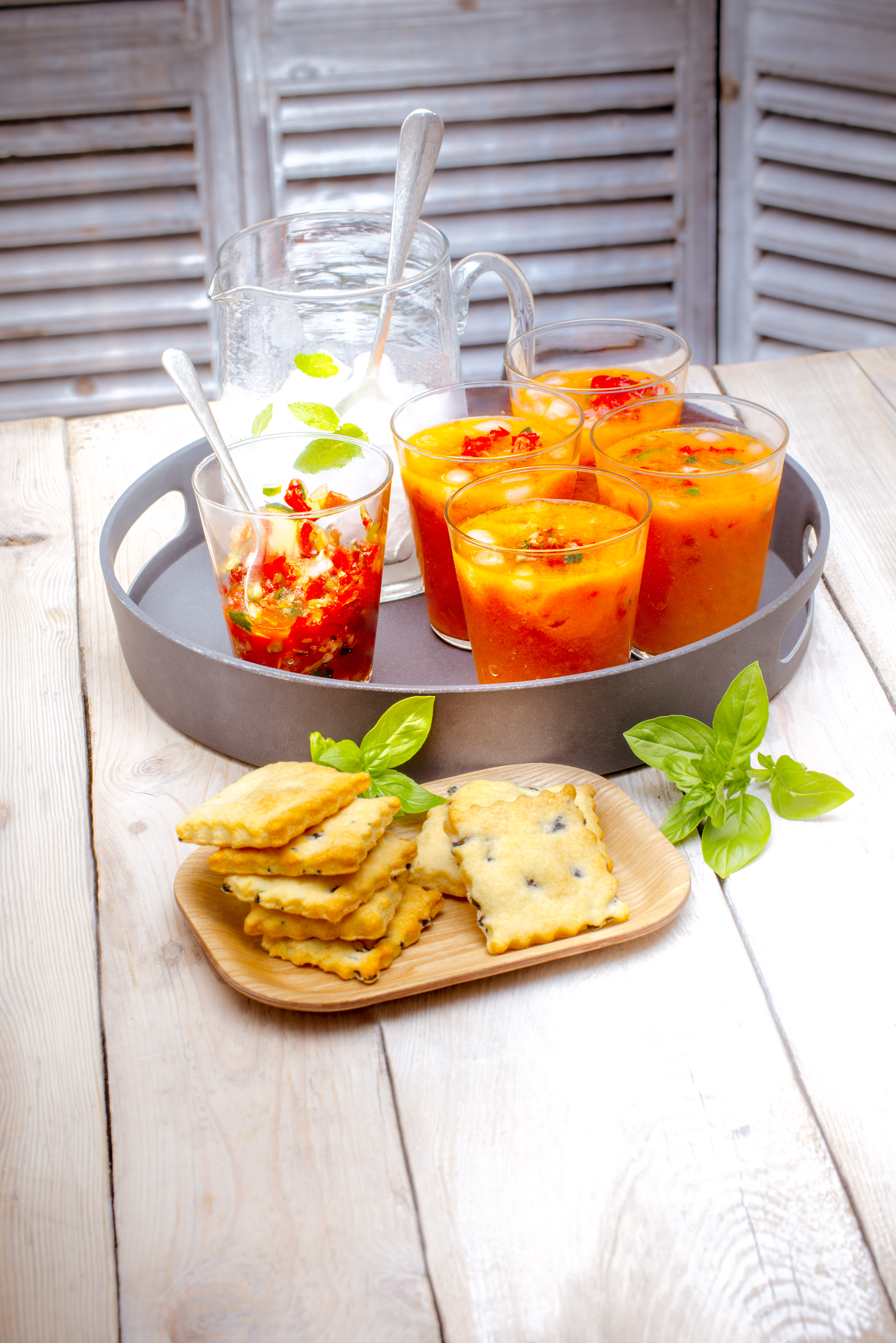 Sopa de tomate, tartar de verduras y galletas sablé de aceitunas