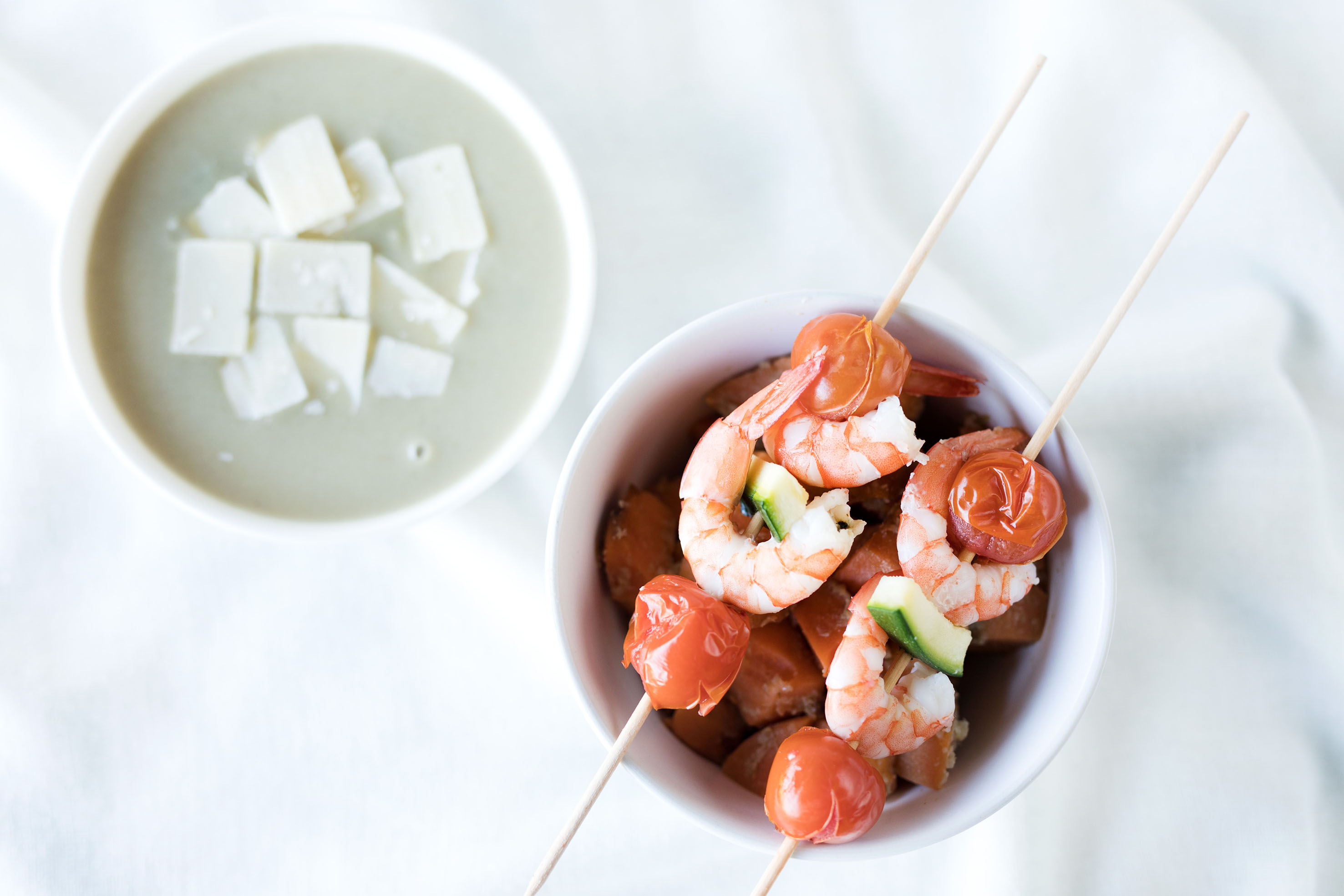 Crema de alcachofas, brochetas de langostinos y guarnición
