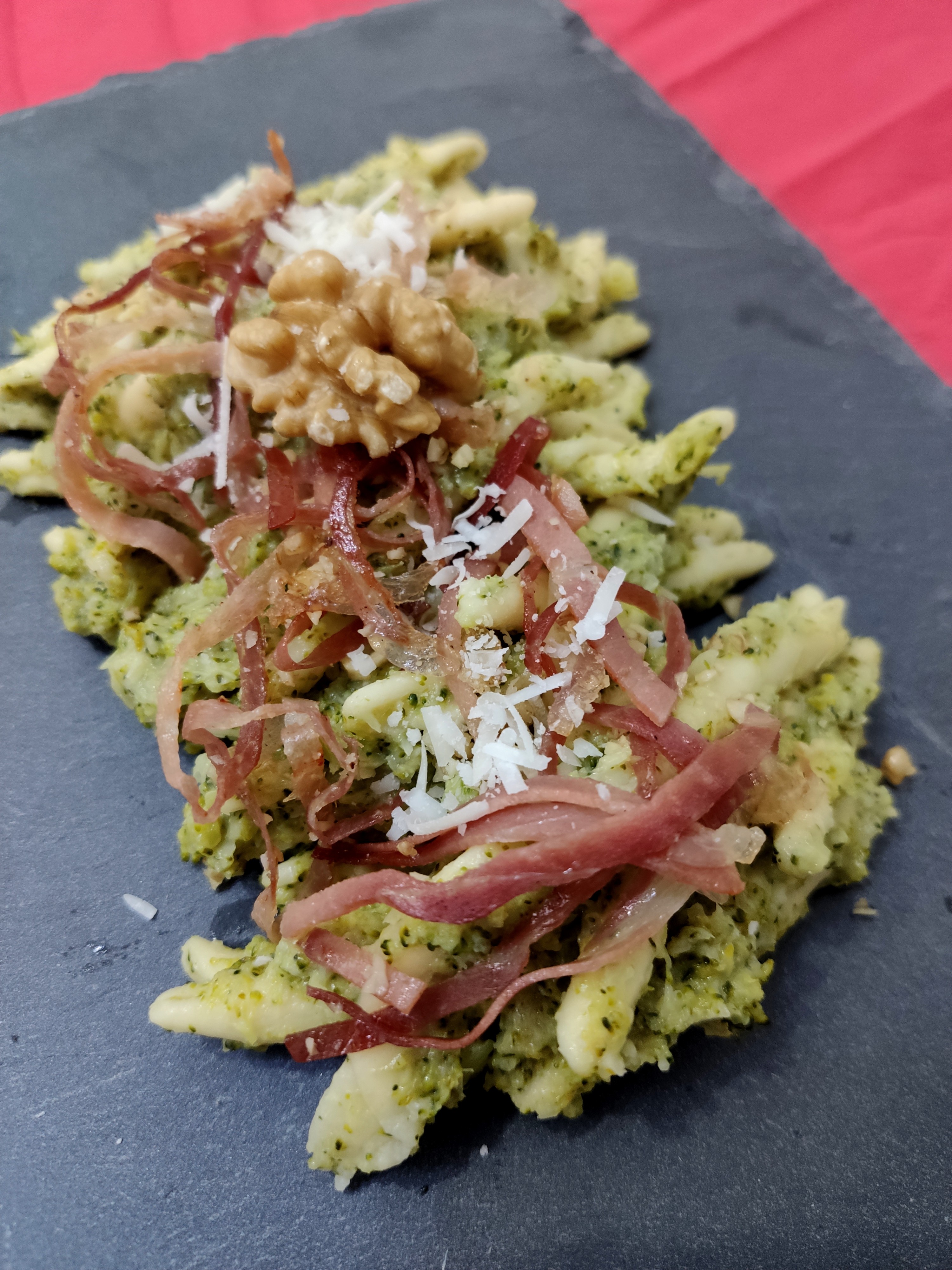 Fusilli alla crema di broccoli e parmigiano con speck e noci