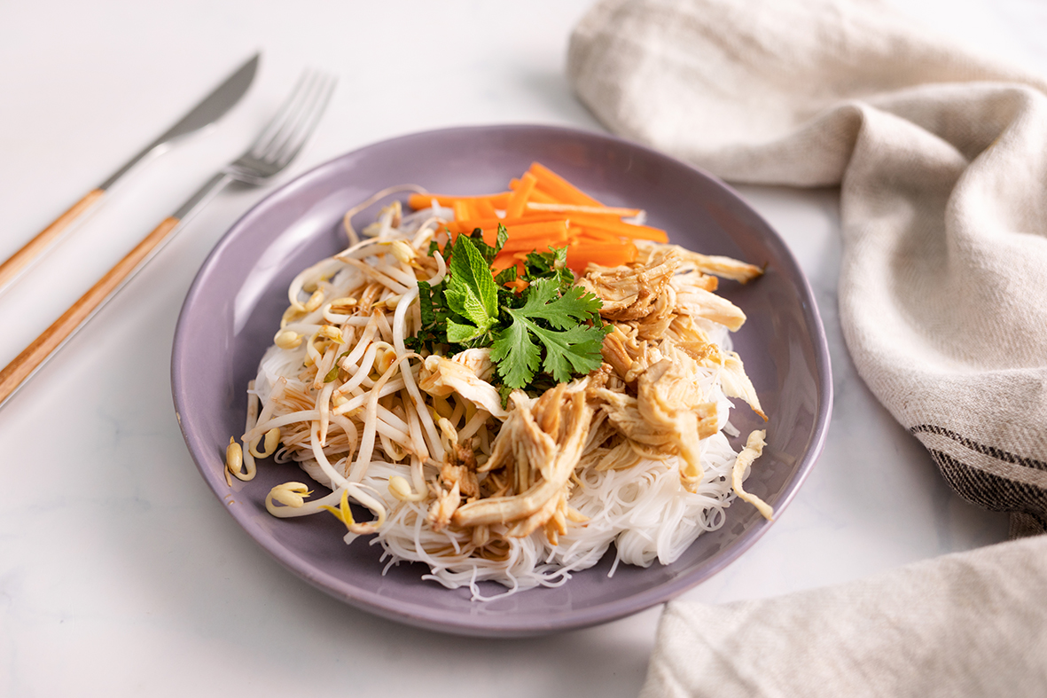 Fideos de arroz con pollo y salsa teriyaki