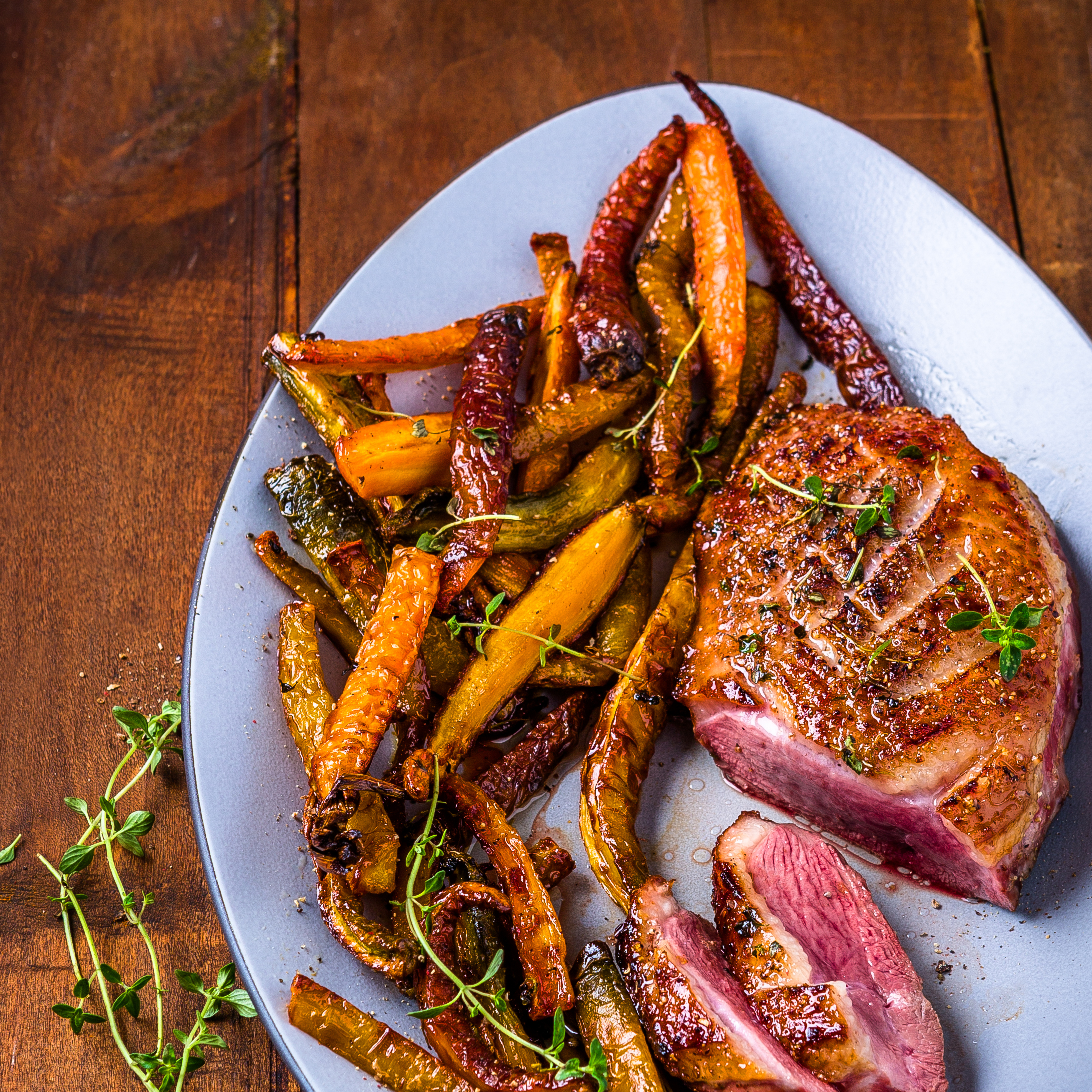Pechuga de pato asada al horno con miel y zanahorias