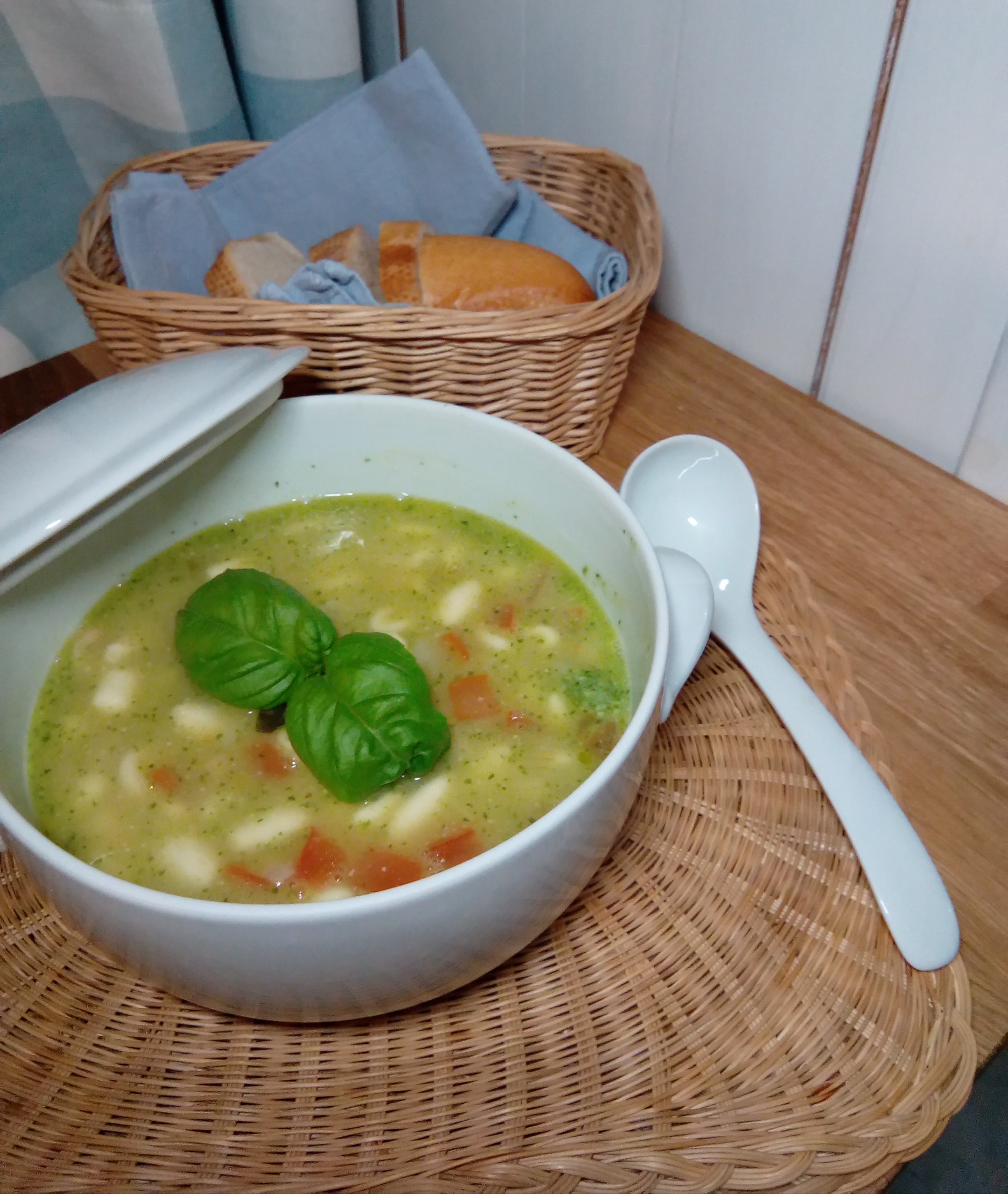 Pasta e fagioli con pesto di basilico