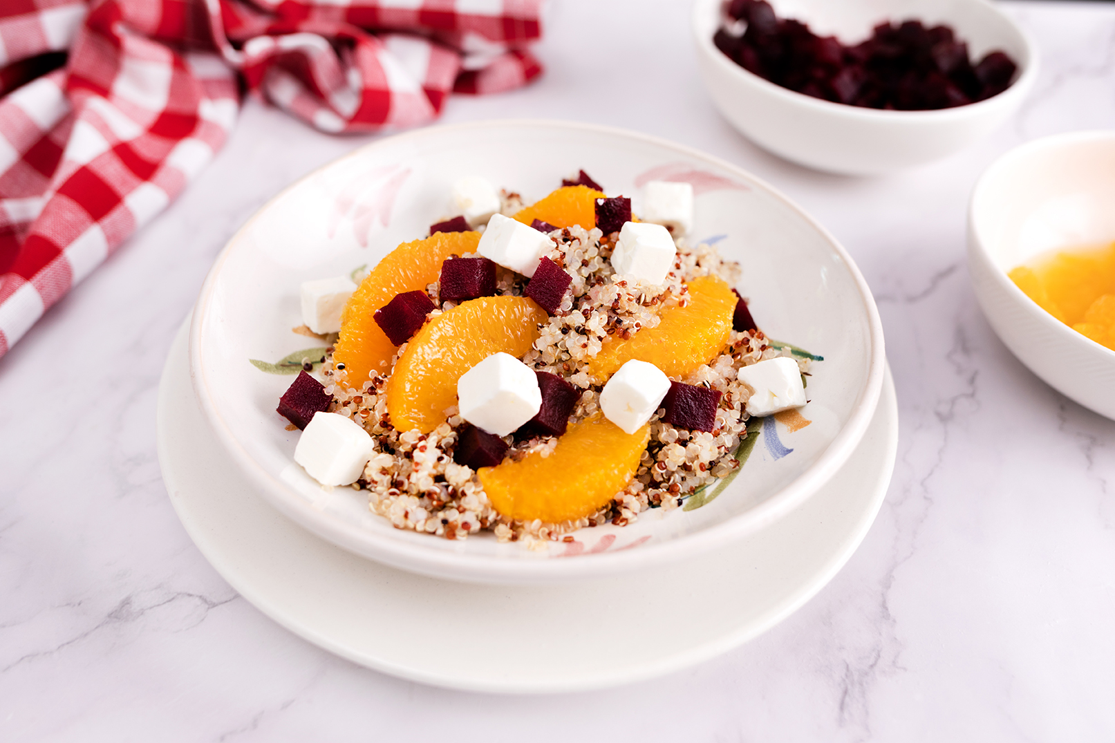 Ensalada de quinoa, queso feta, remolacha y naranja
