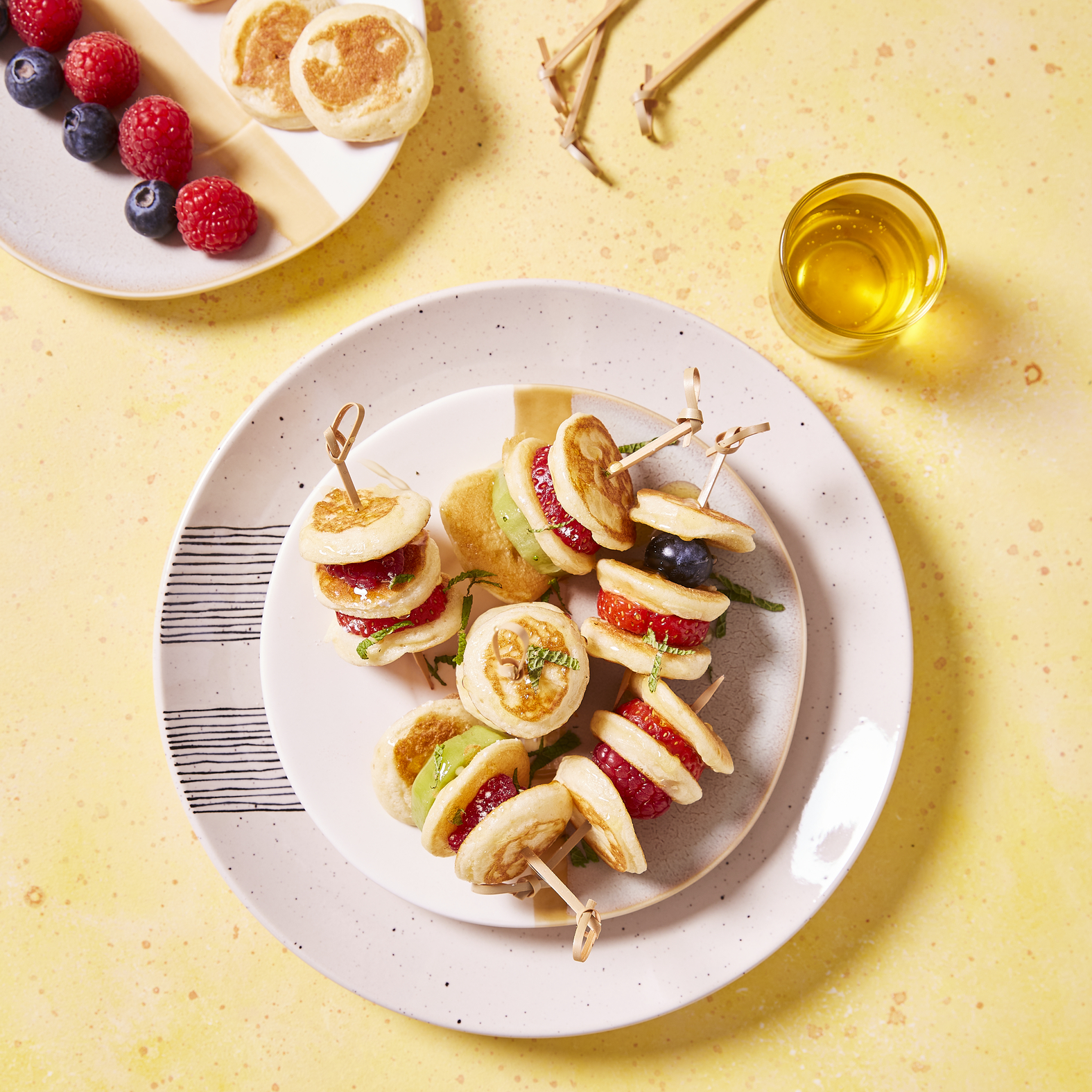 Mini brochetas de panqueques y frutas