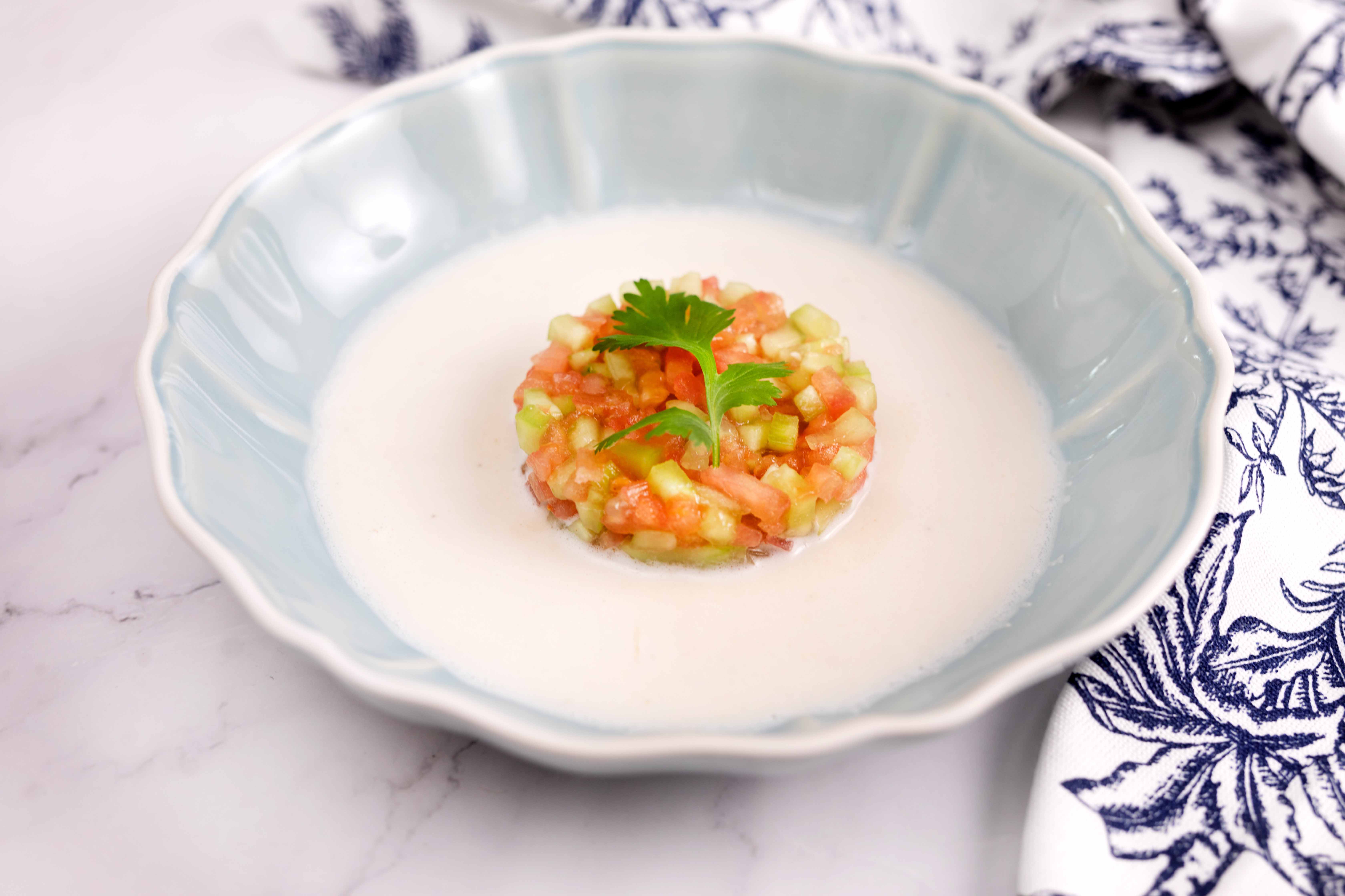 Ajoblanco de anacardos con tartar de hortalizas