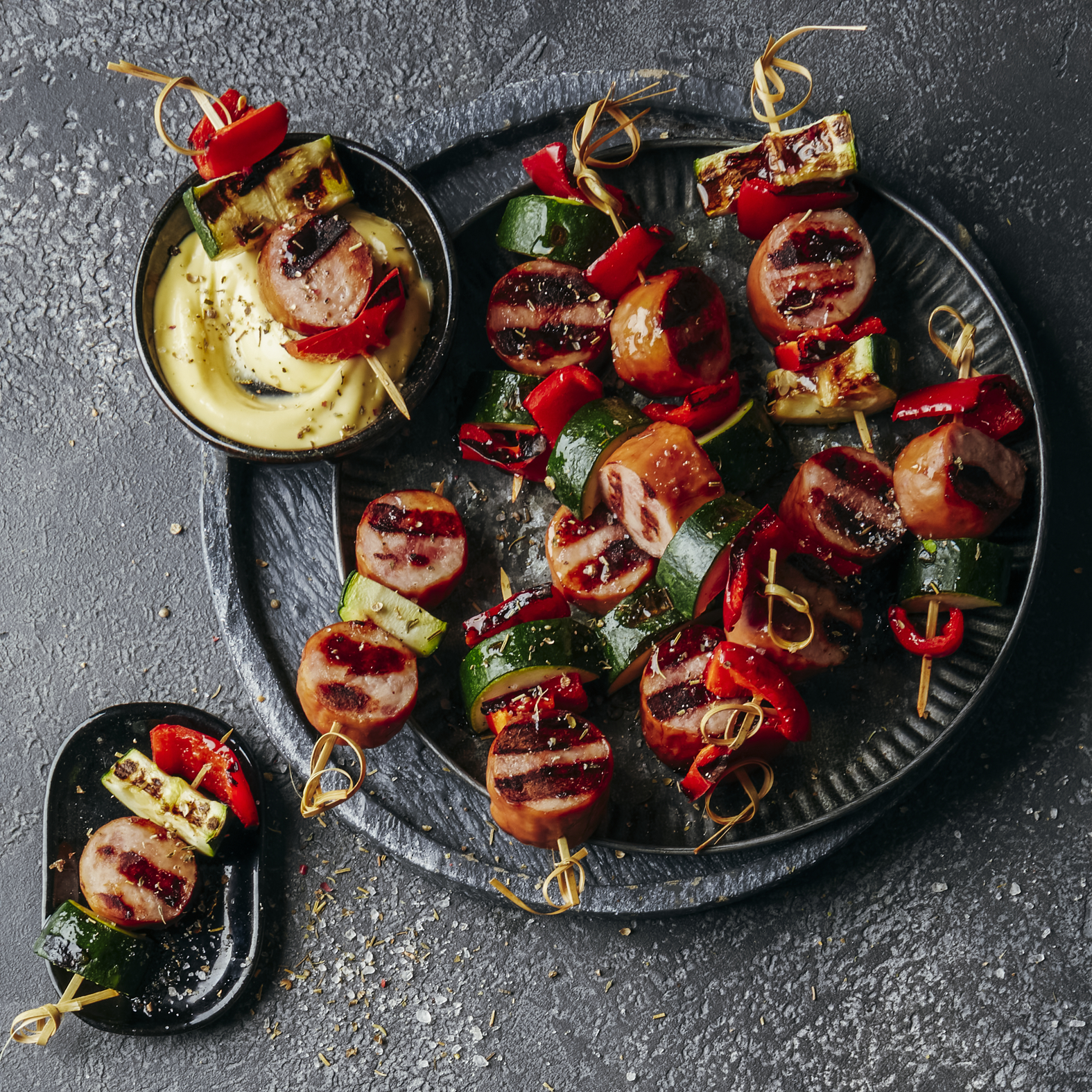 Brochetas de salchicha y calabacín