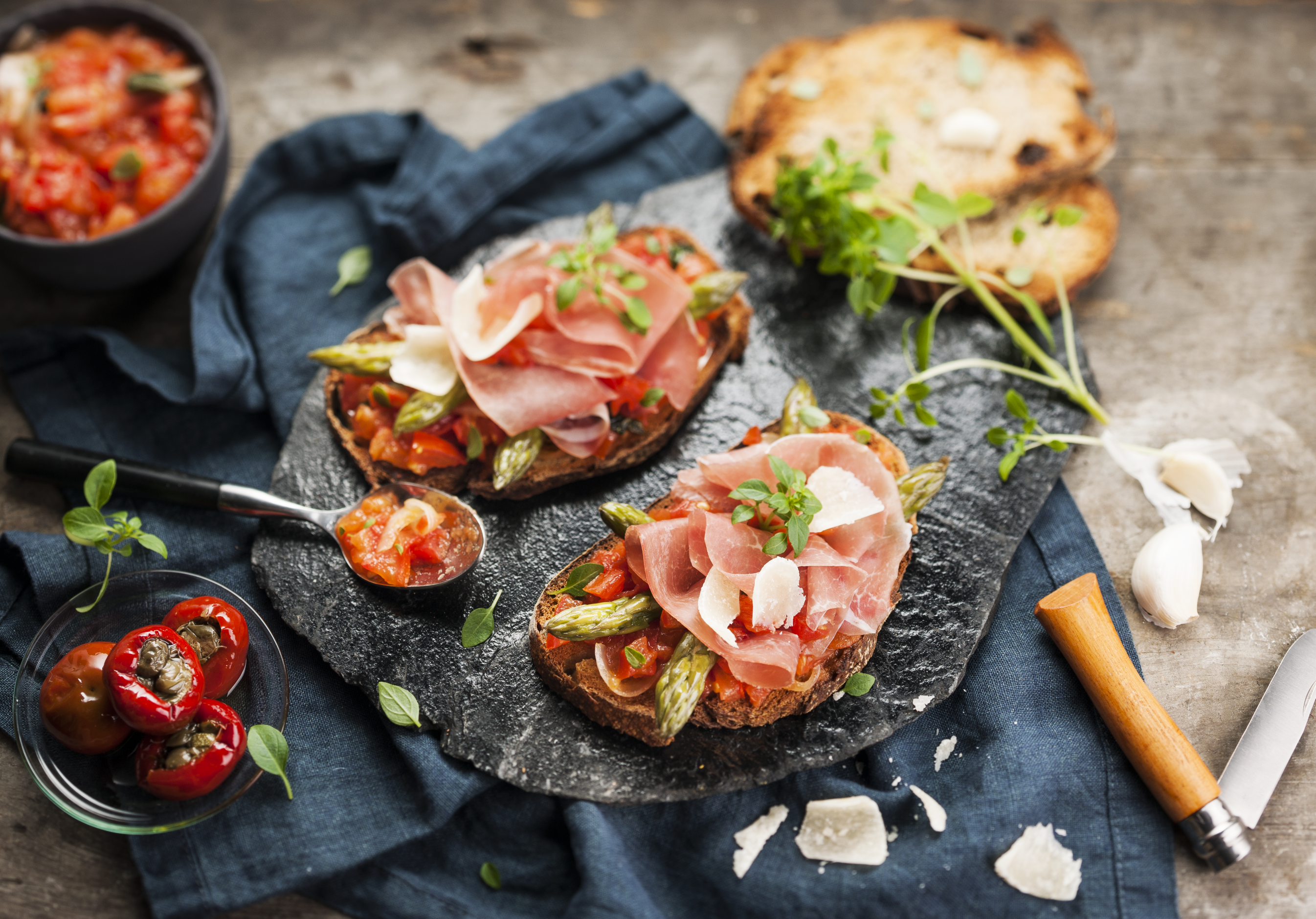 Bruschetta prosciutto asparagi