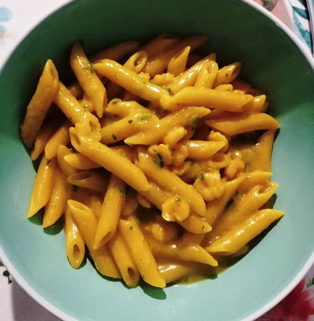 Pasta zucchine e gamberetti con cremina allo zafferano