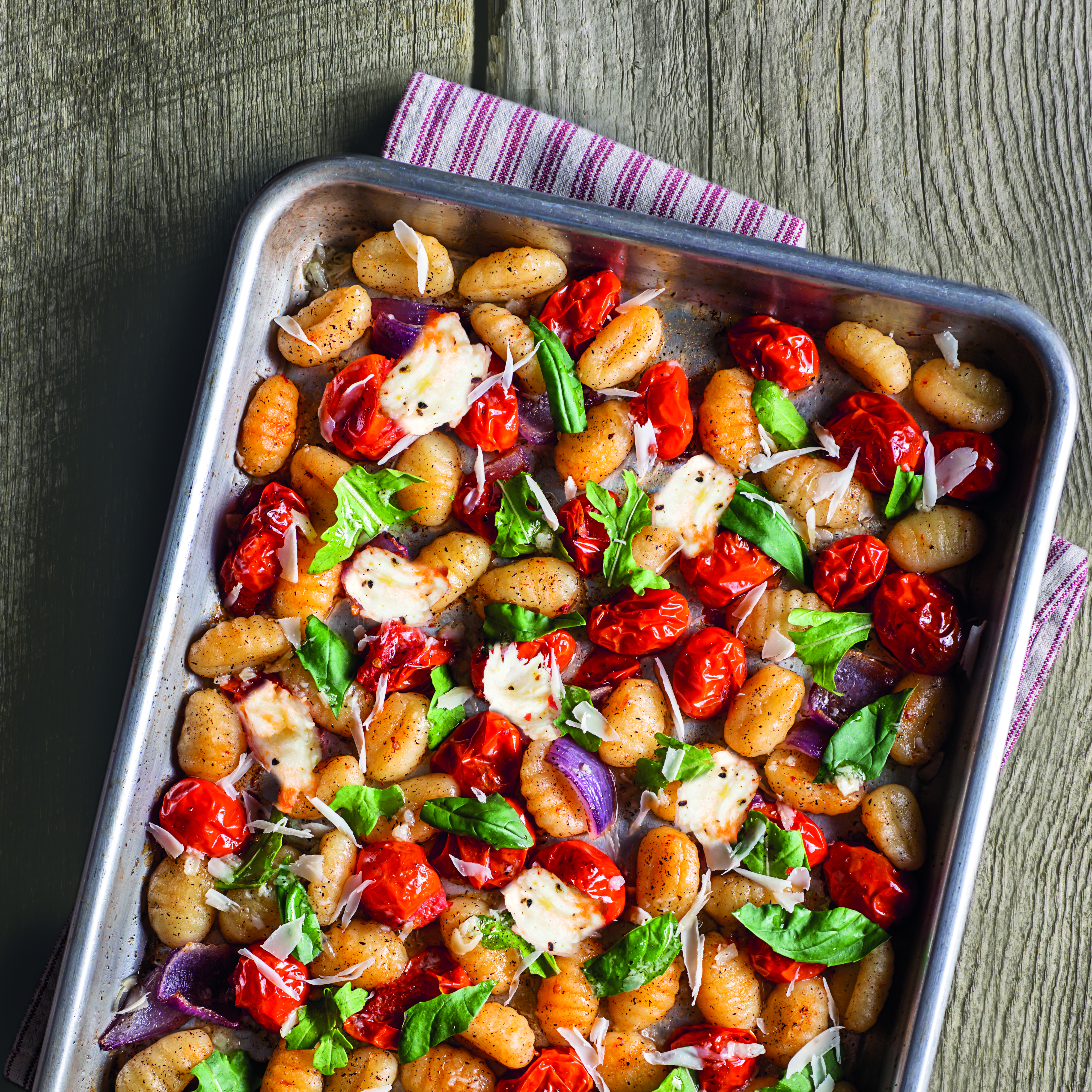 Gnocchi no forno com mix de legumes e mozarela