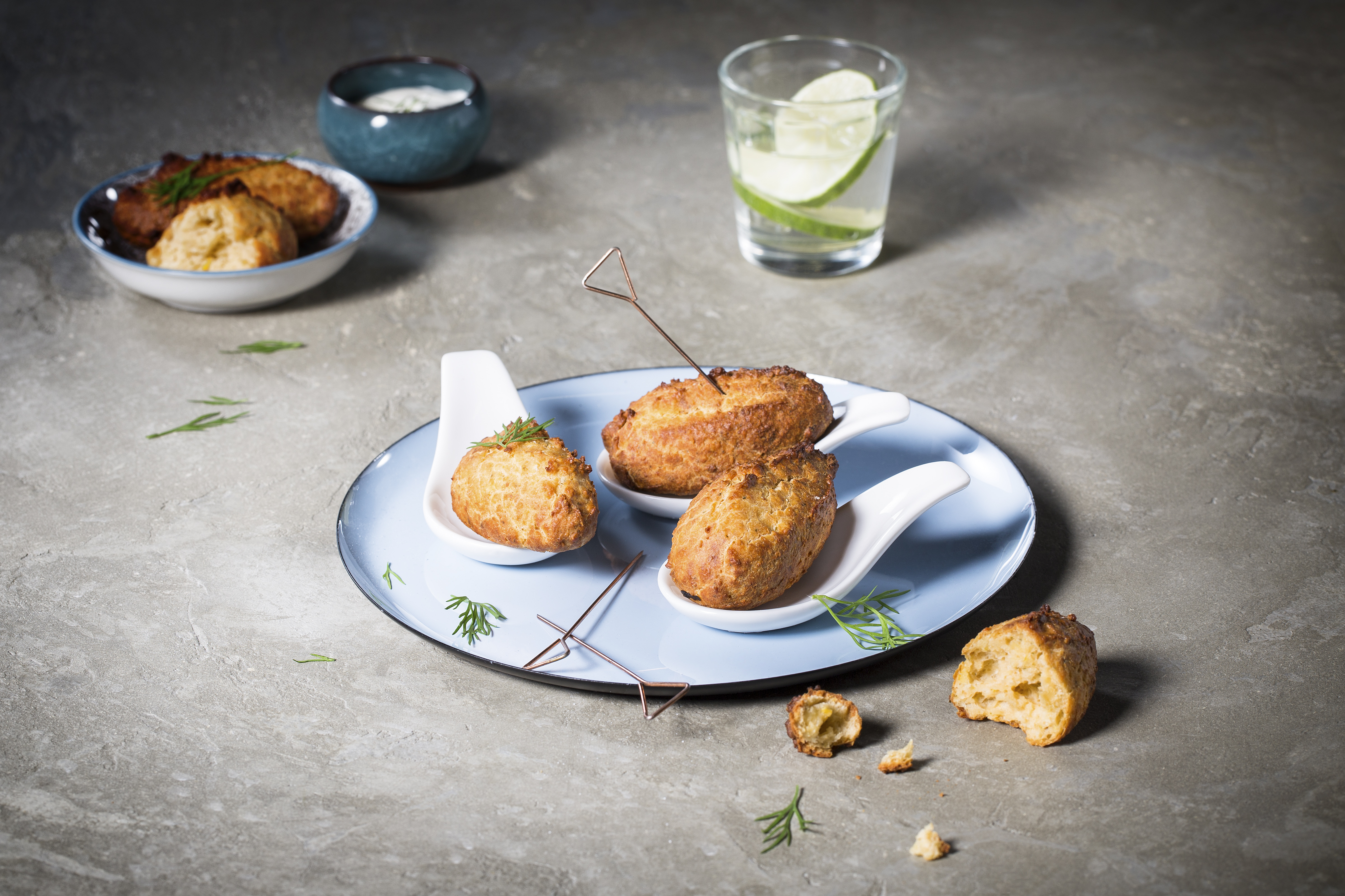 Kleine Lachs-Dill-Donuts
