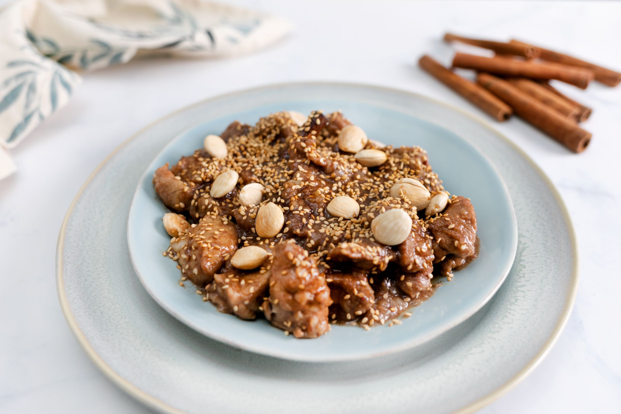 Cordero guisado con dátiles y almendras
