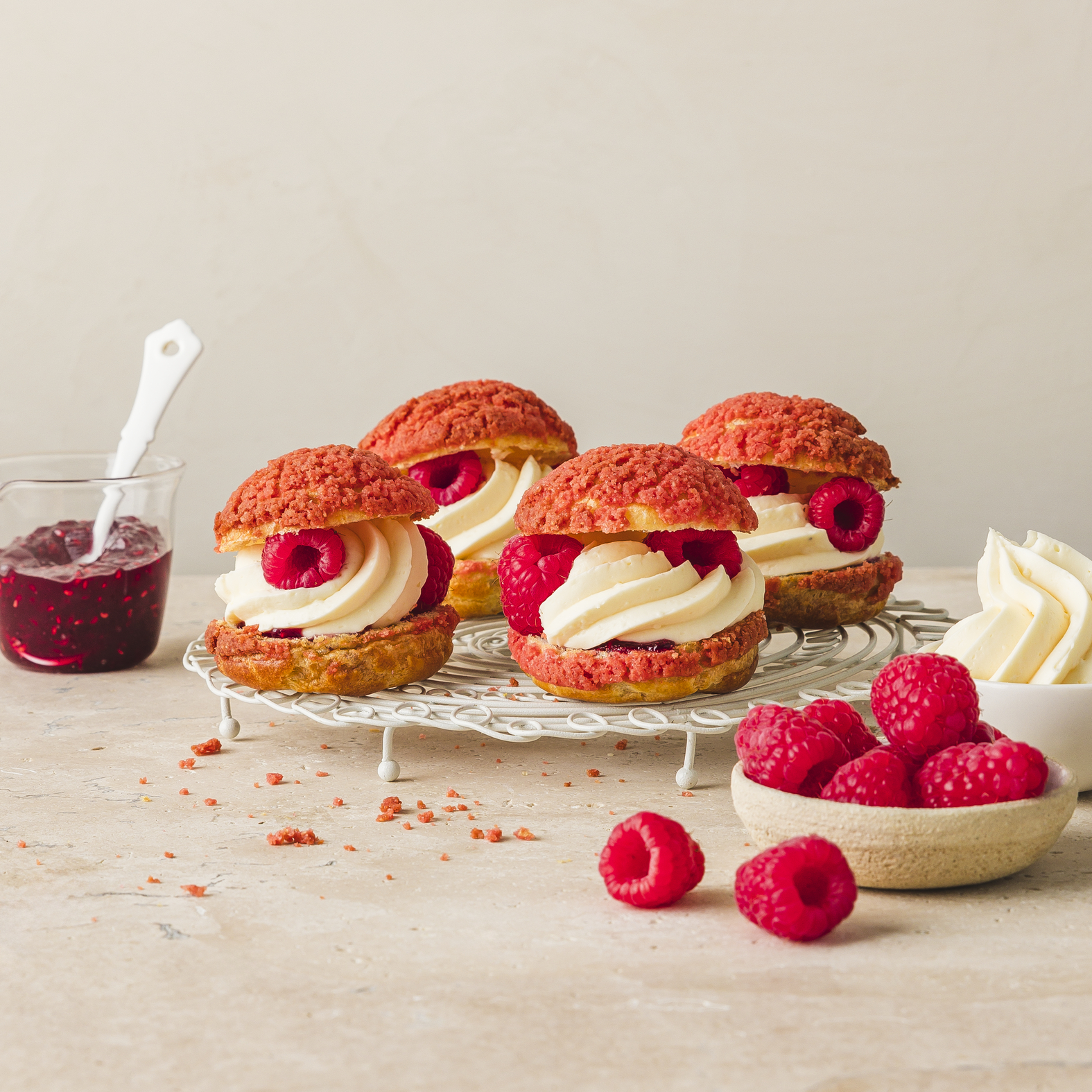 Windbeutel mit frischen Himbeeren und Eisenkraut