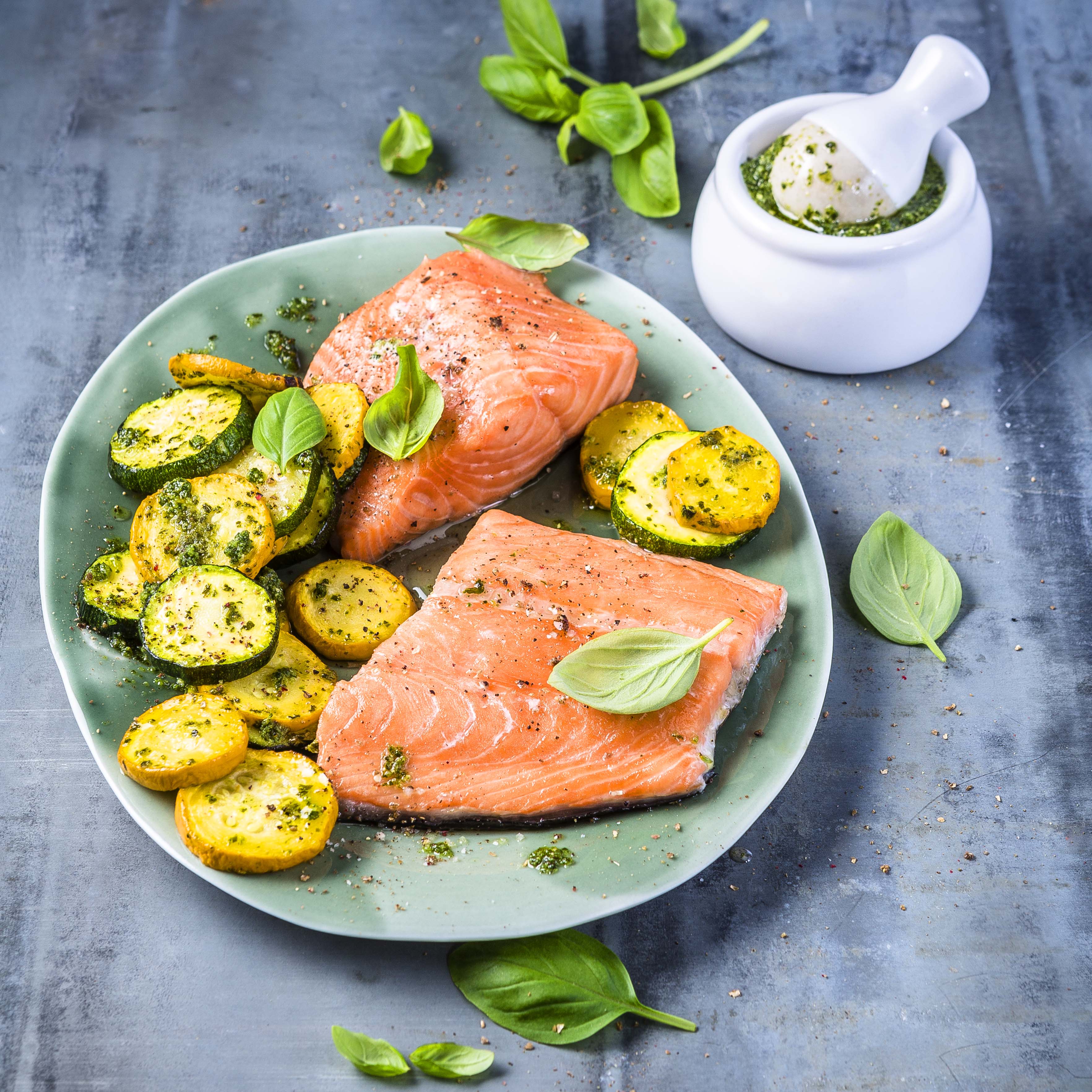 Lachsfilets , Zucchini-Pesto