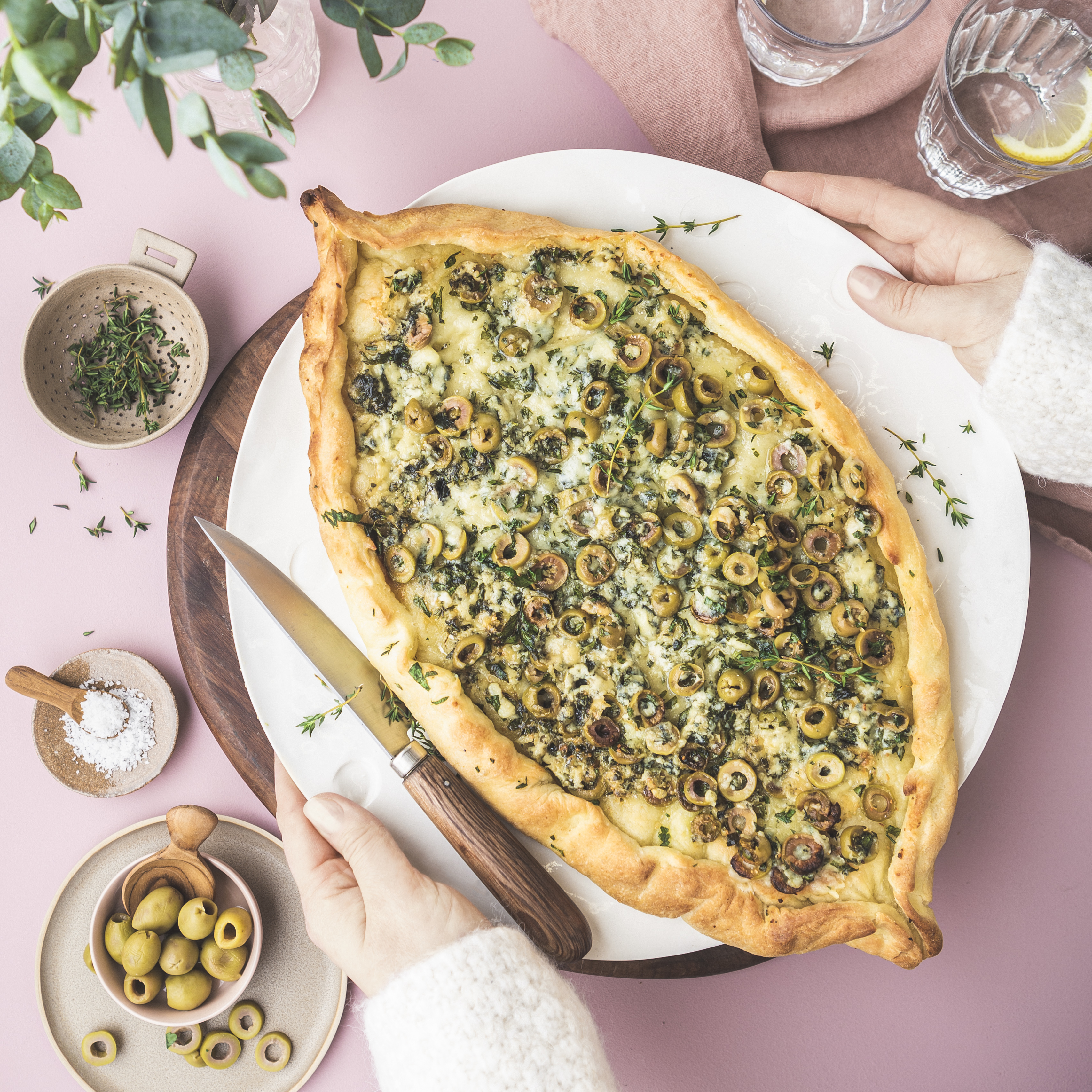 Pide con olivas verdes y queso roquefort