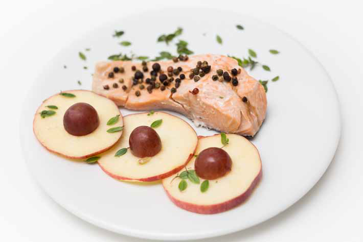 Salmone con mele e uva