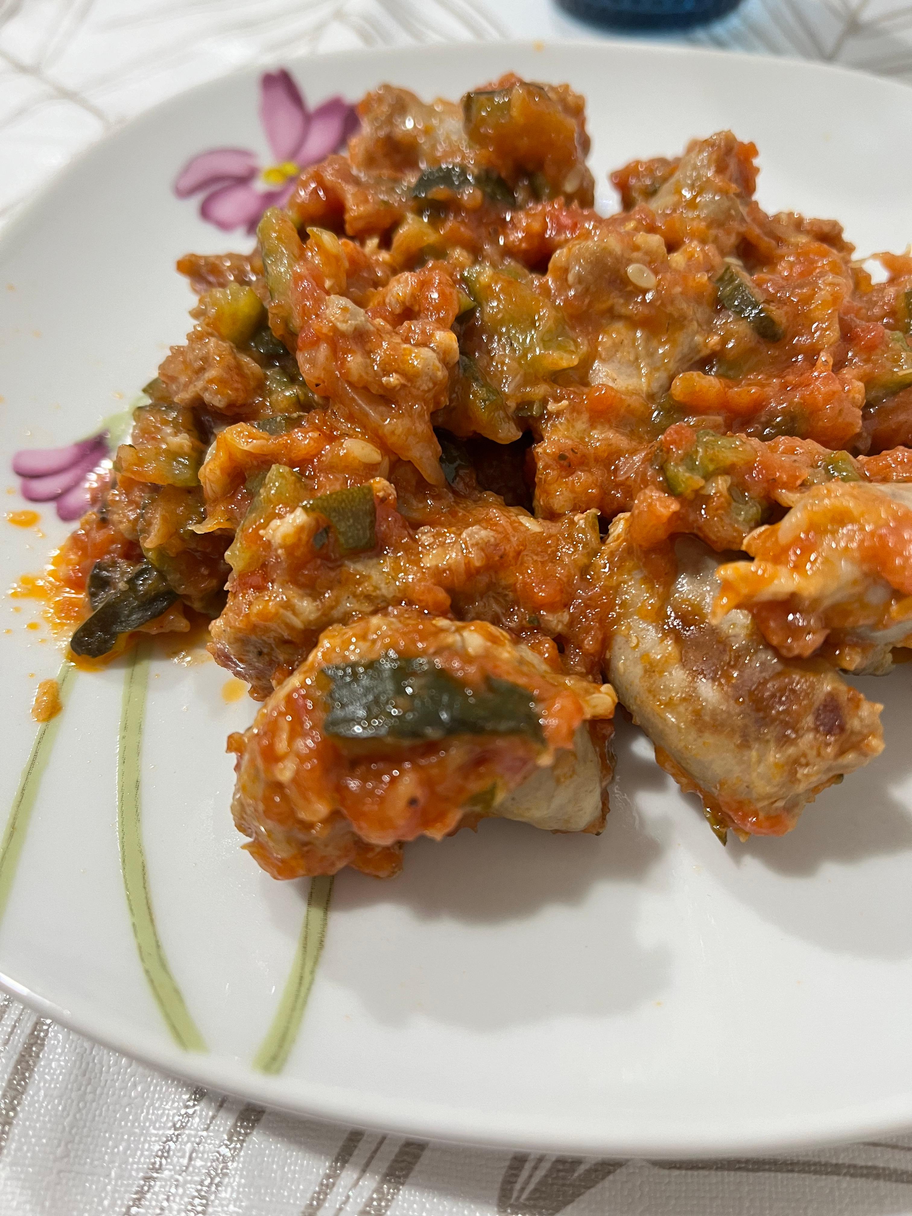 Salsiccia al sugo con zucchine