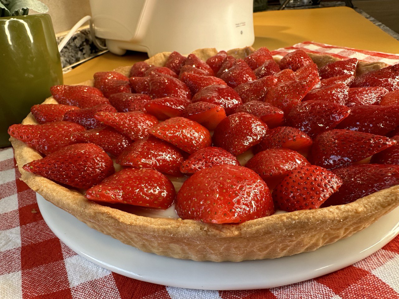 Tarta de fresas sobre crema pastelera