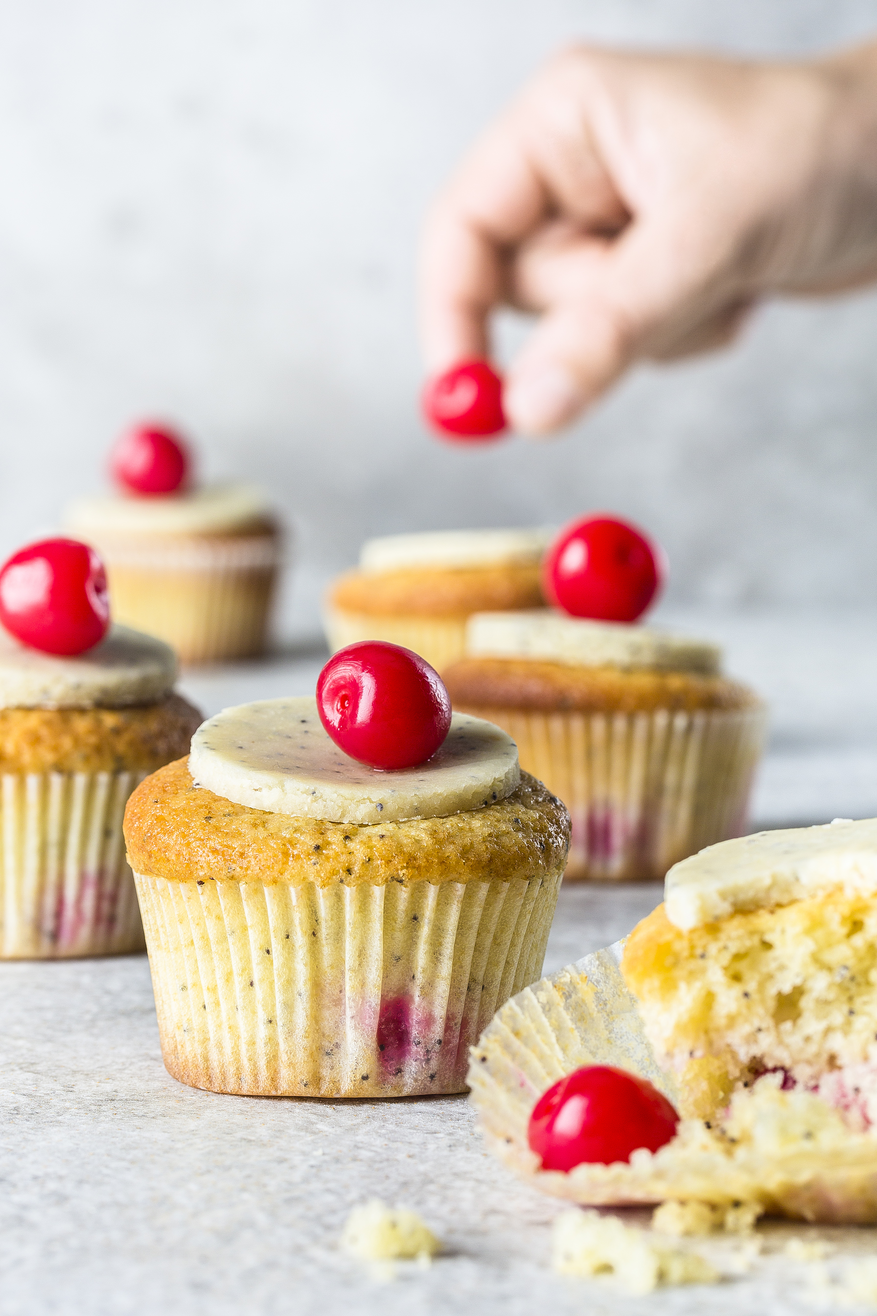 Kersencupcakes met maanzaad
